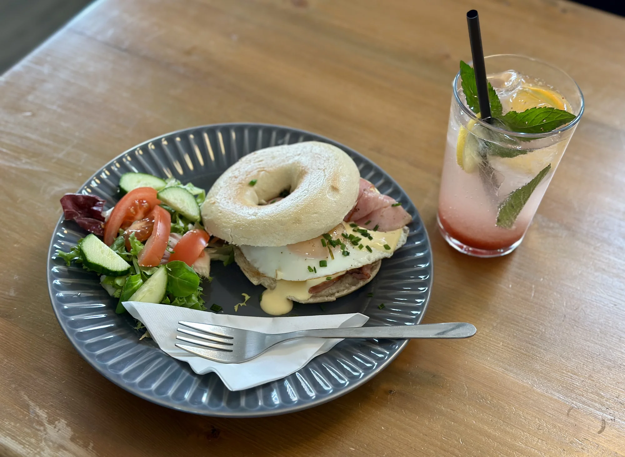 Snídaňové menu pro 1 i 2 osoby: bagel à la benedikt nebo snídaňový talíř a nápoj