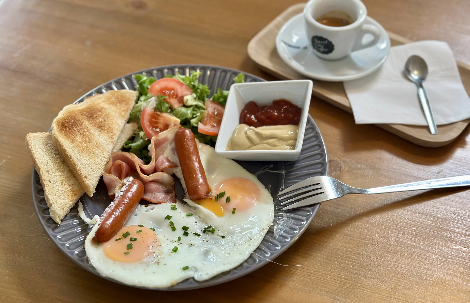 Snídaňové menu pro 1 i 2 osoby: bagel à la benedikt nebo snídaňový talíř a nápoj