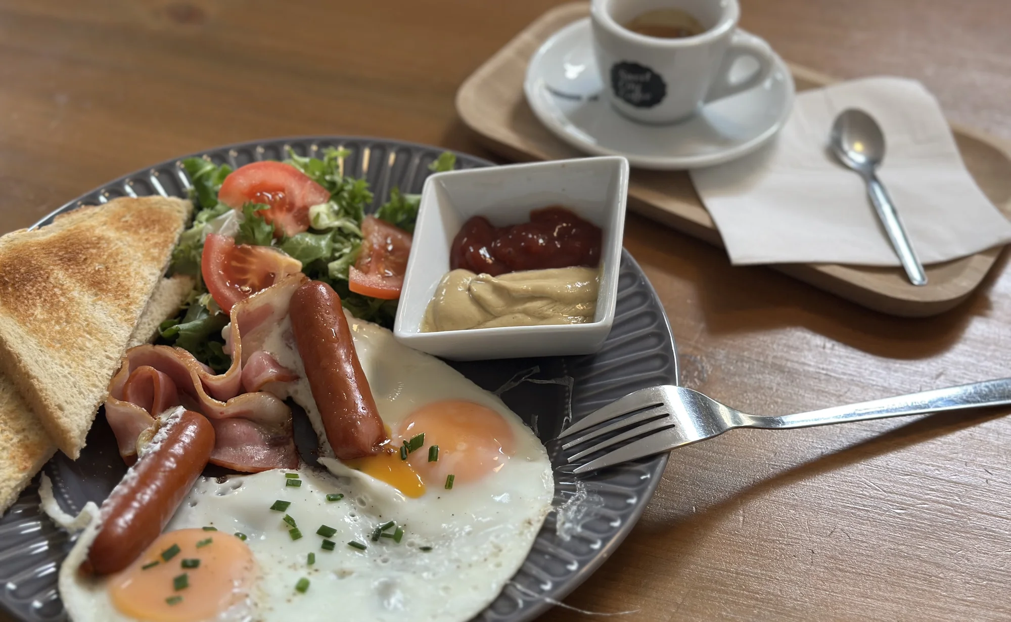Snídaňové menu pro 1 i 2 osoby: bagel à la benedikt nebo snídaňový talíř a nápoj
