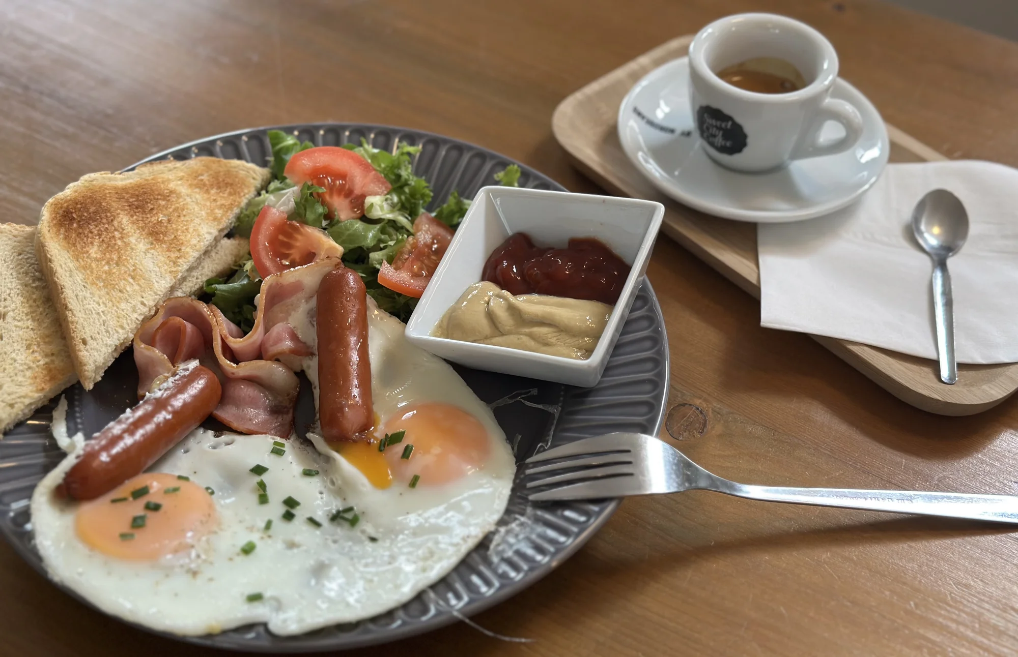 Snídaňové menu pro 1 i 2 osoby: bagel à la benedikt nebo snídaňový talíř a nápoj