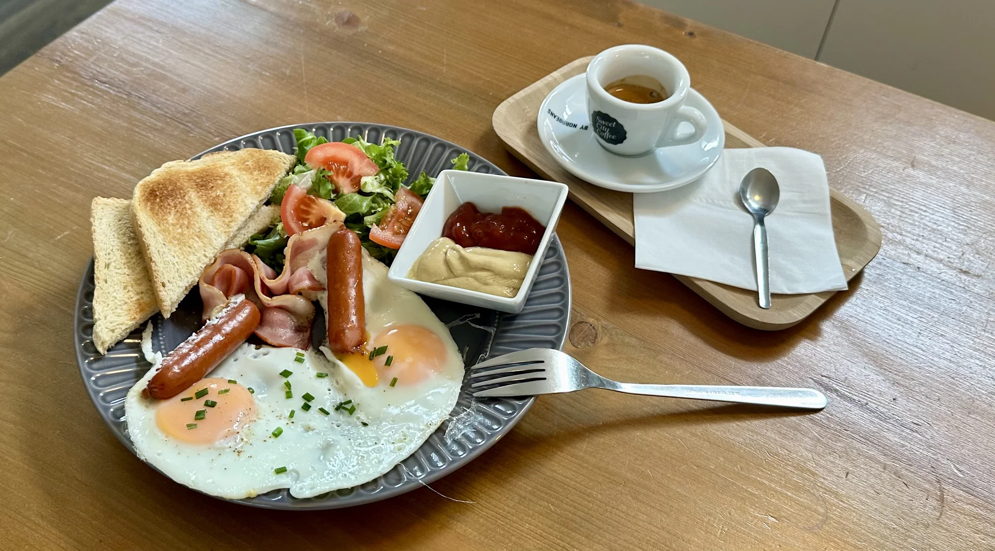 Snídaňové menu pro 1 i 2 osoby: bagel à la benedikt nebo snídaňový talíř a nápoj