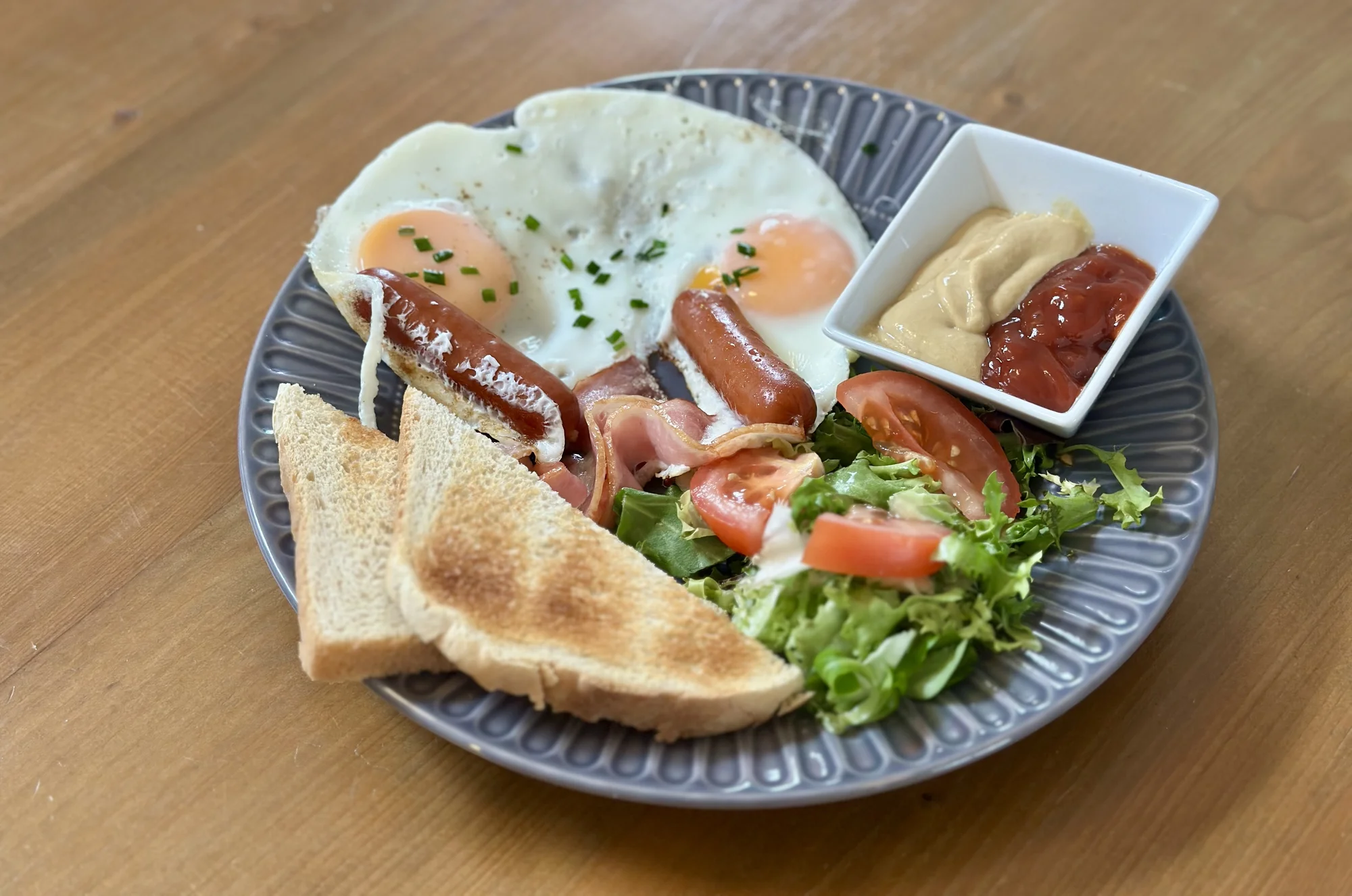 Snídaňové menu pro 1 i 2 osoby: bagel à la benedikt nebo snídaňový talíř a nápoj