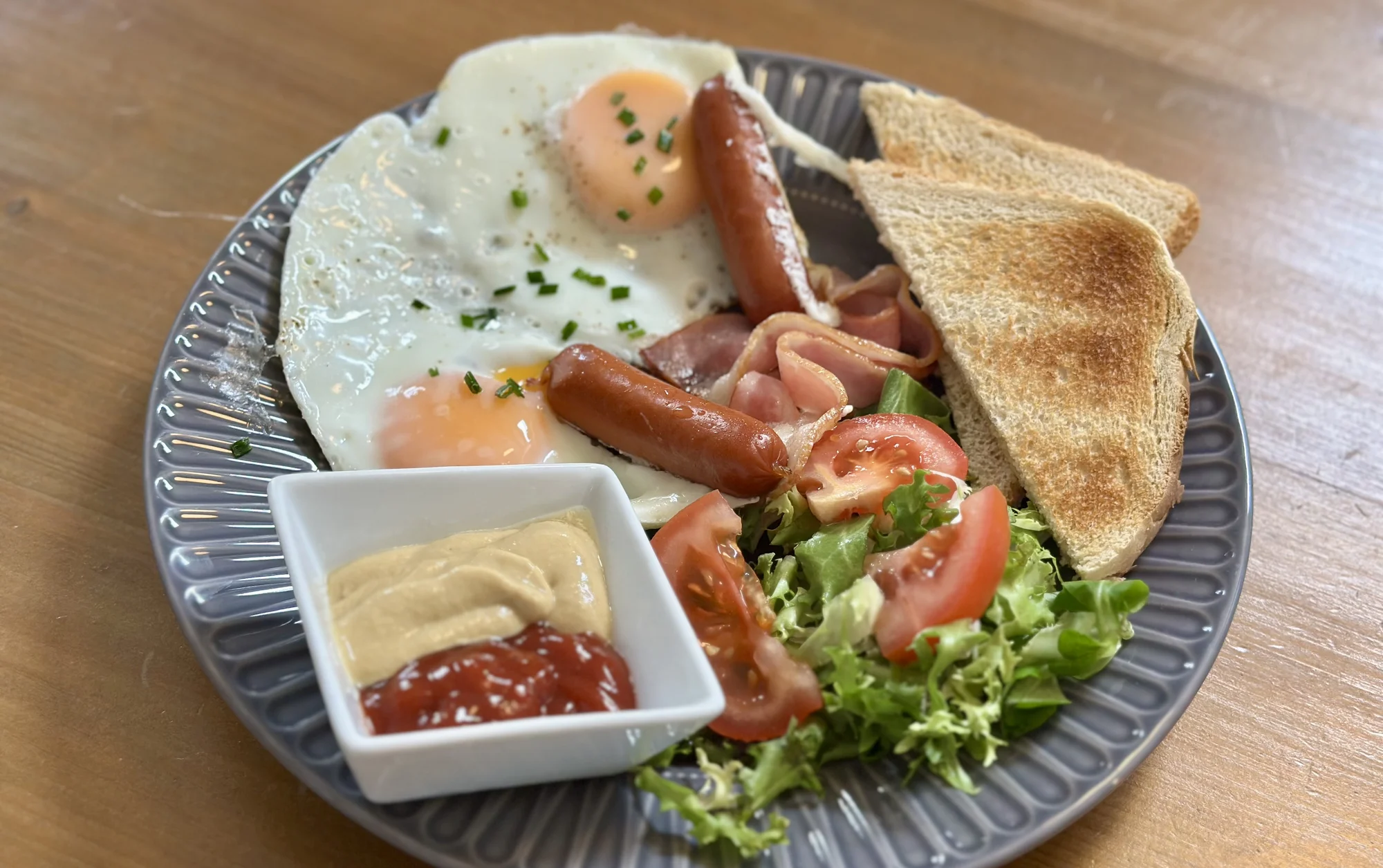Snídaňové menu pro 1 i 2 osoby: bagel à la benedikt nebo snídaňový talíř a nápoj