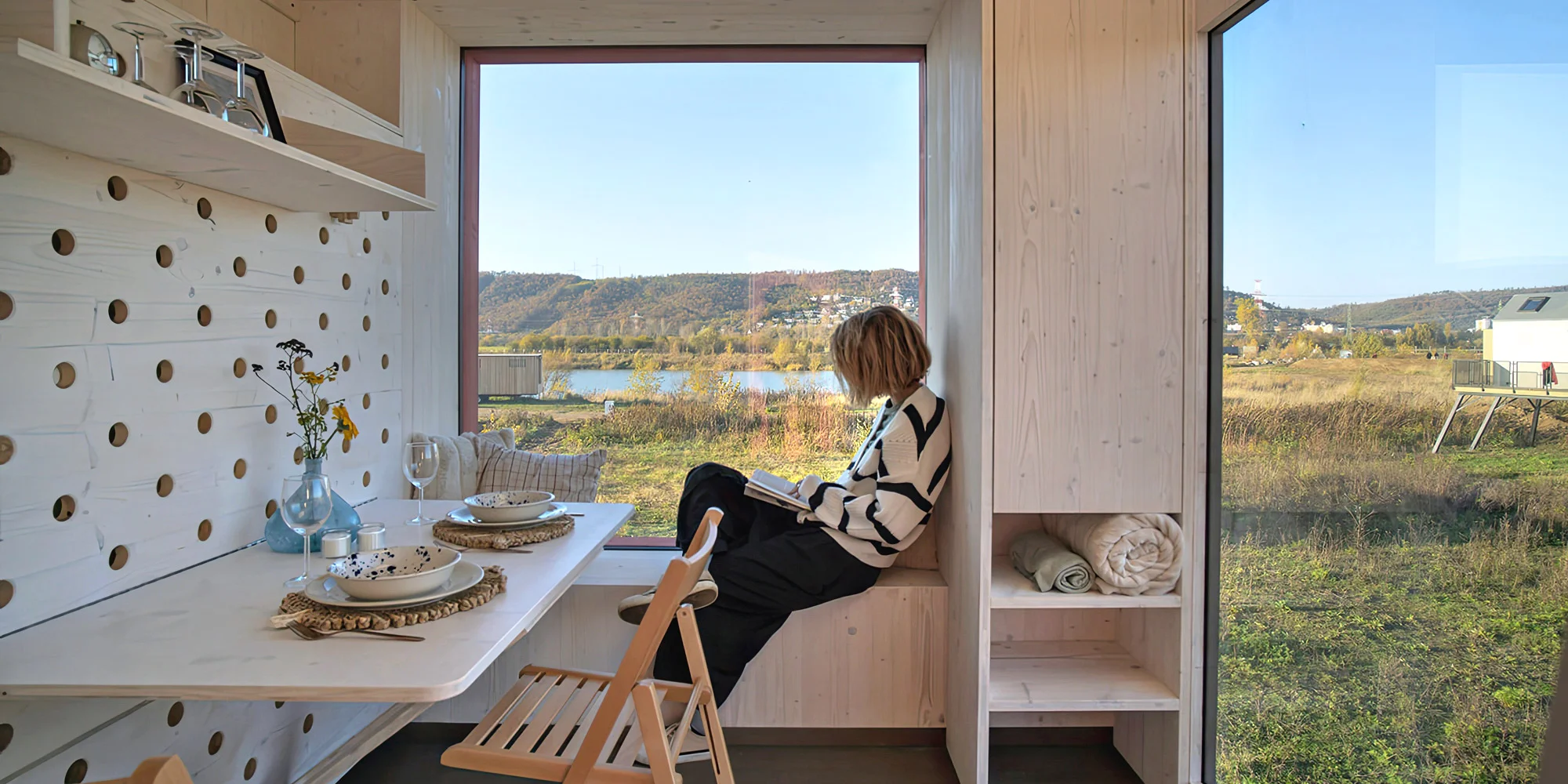 Přírodní areál u koupacího jezera 15 km od centra Prahy: posed, tiny house či chata i se snídaní