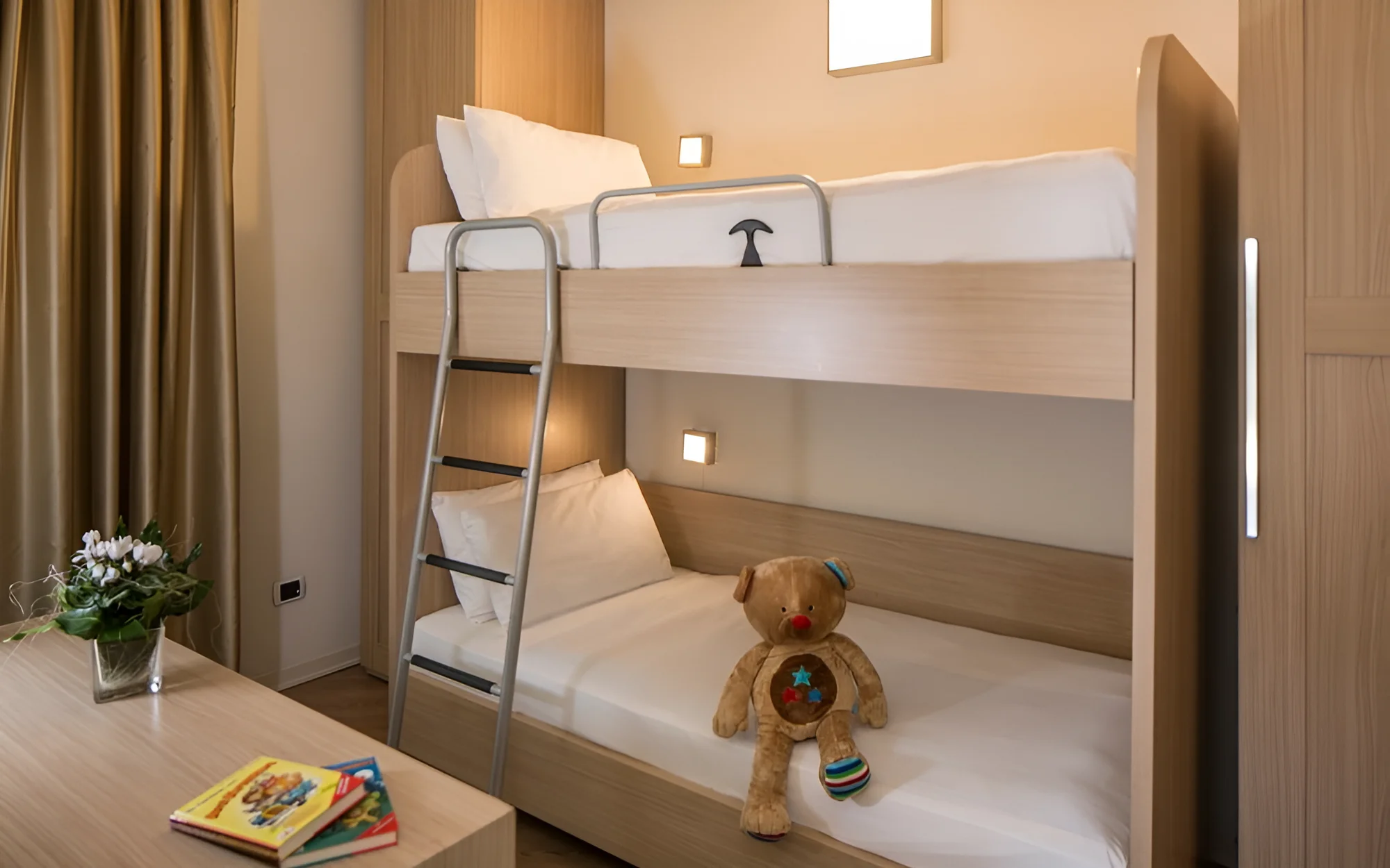 Dovolená u Lago di Garda: hotel s výhledem na jezero, snídaně i venkovní bazén