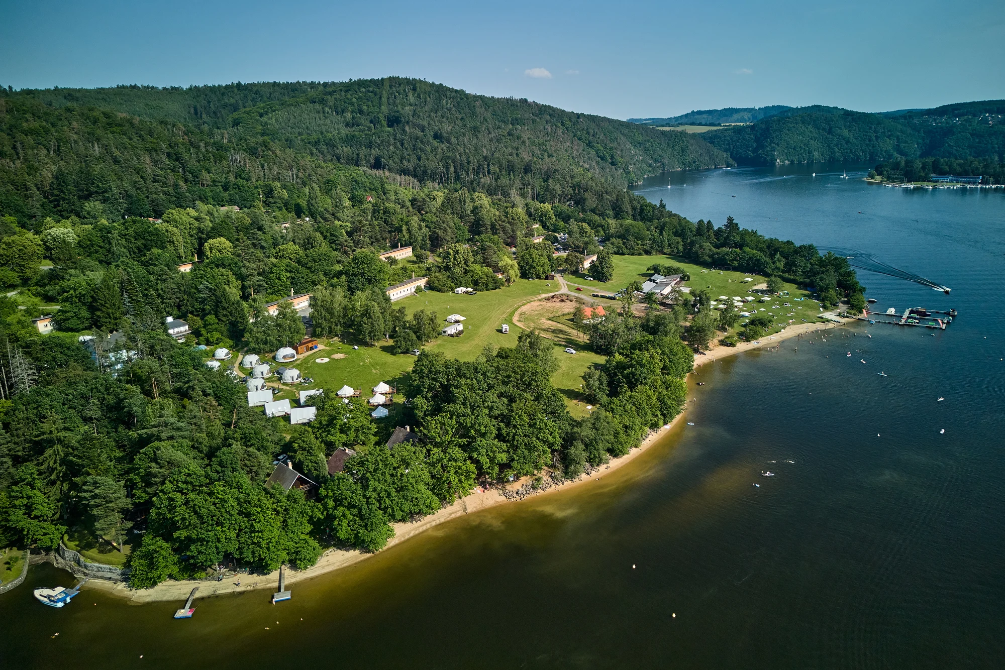 Glamping na Slapech: luxusní stany pro dva i celou rodinu, krásná lokalita přímo u přehrady
