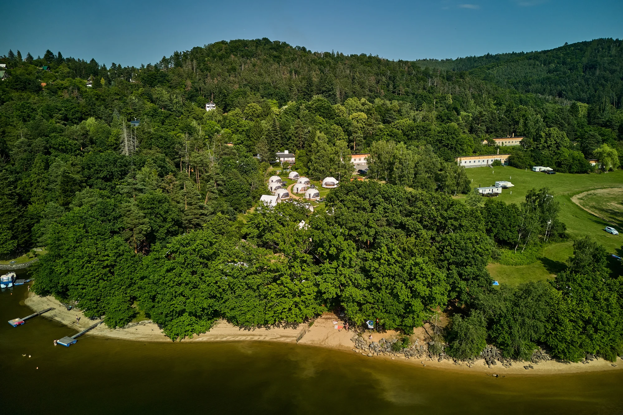 Glamping na Slapech: luxusní stany pro dva i celou rodinu, krásná lokalita přímo u přehrady