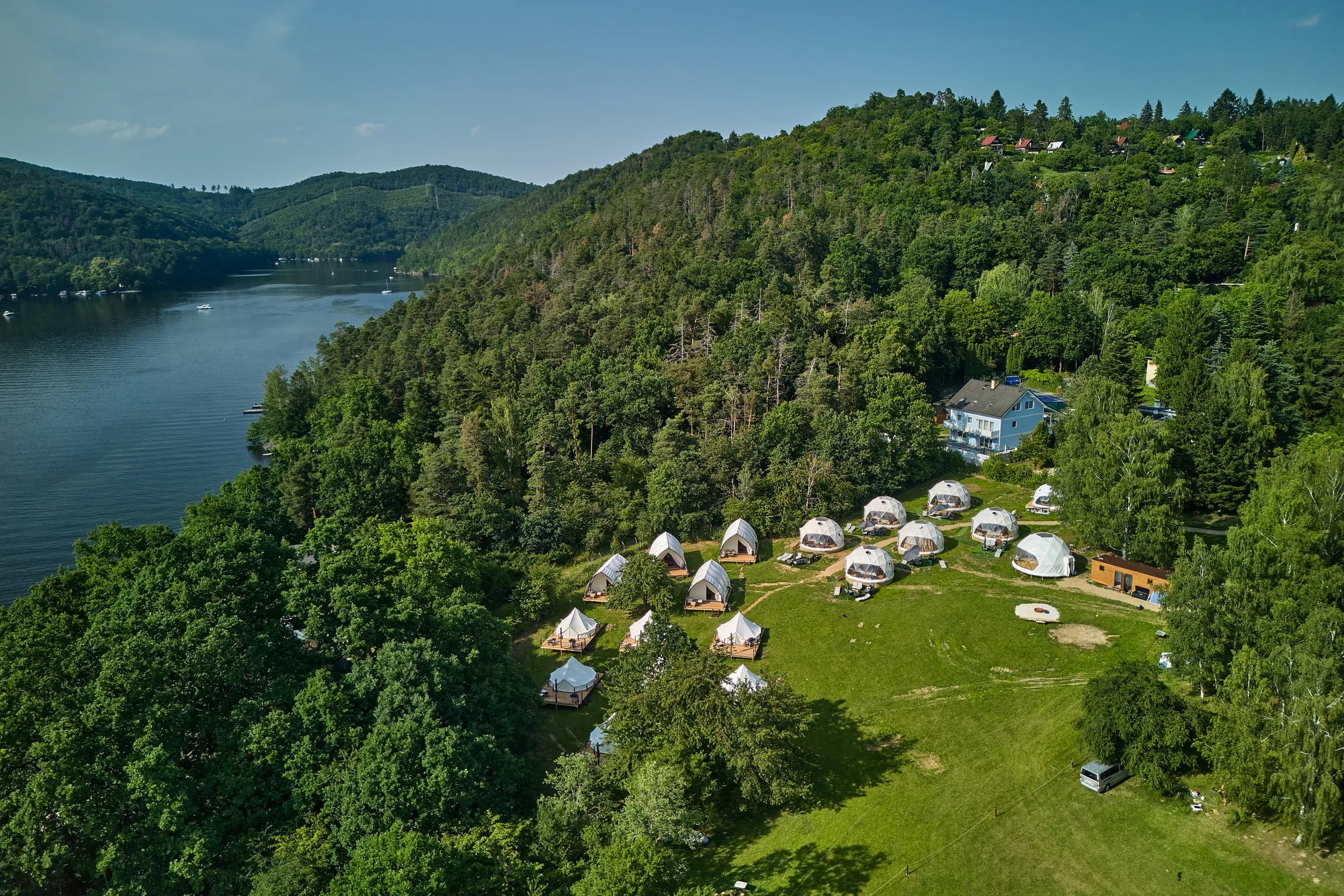 Glamping na Slapech: luxusní stany pro dva i celou rodinu, krásná lokalita přímo u přehrady