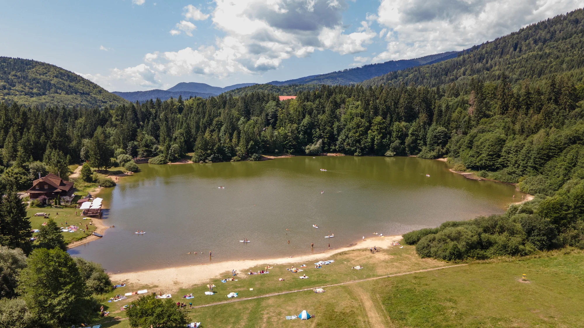 Prostorný apartmán pod Nízkými Tatrami až pro 6 osob: kuchyně, sauna, zahrada