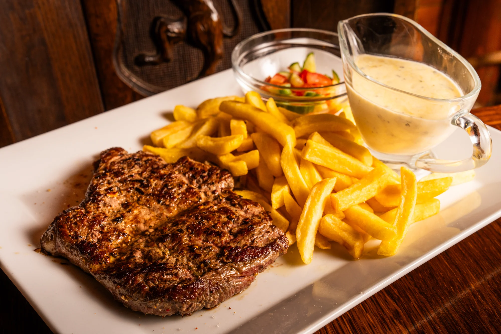 Rumpsteak nebo svíčková: hovězí steak dle výběru, hranolky a omáčka pro 1 i 2 osoby