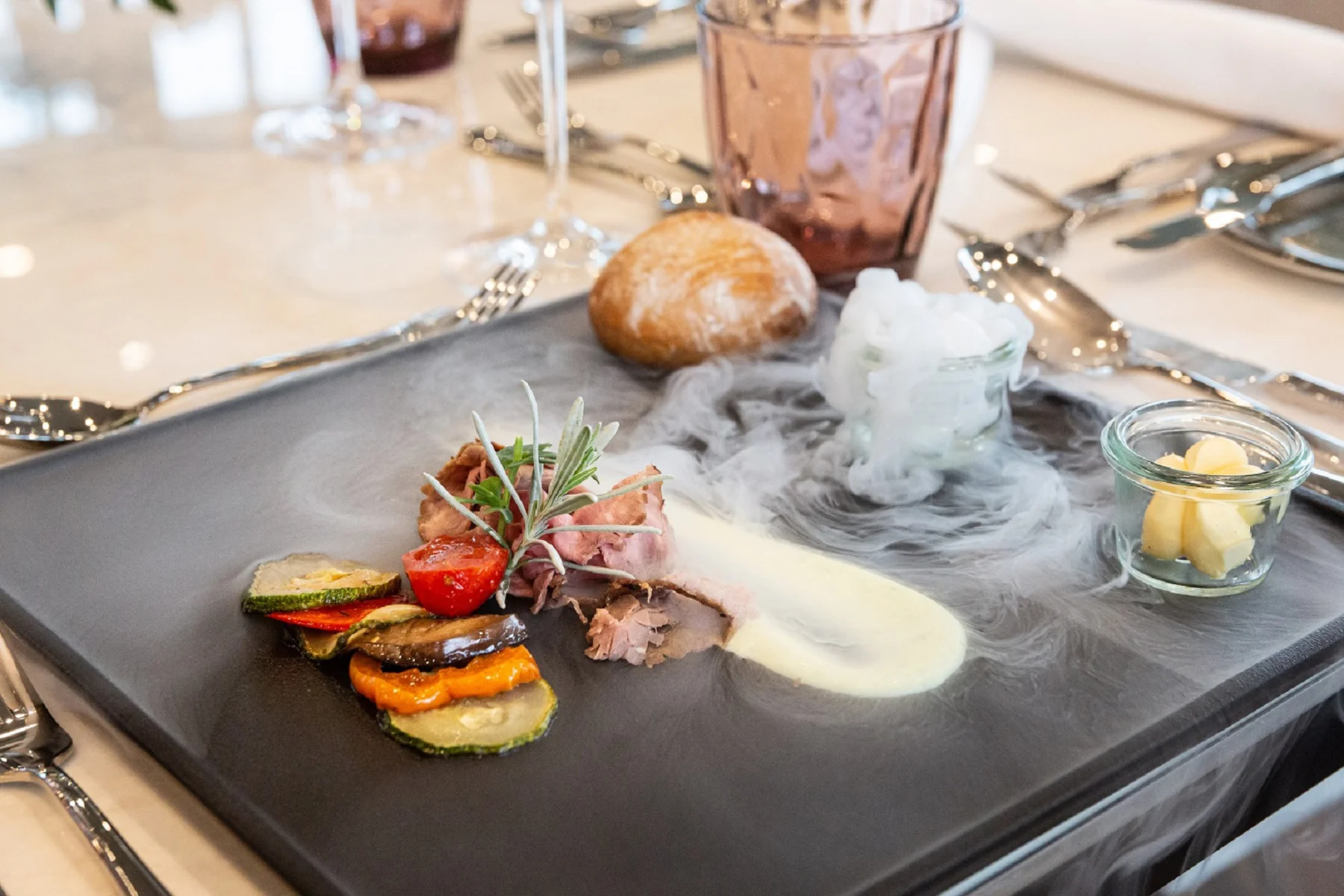 Gutensteinské Alpy: 4* zámecký hotel se snídaní či polopenzí a wellness o rozloze 400 m²