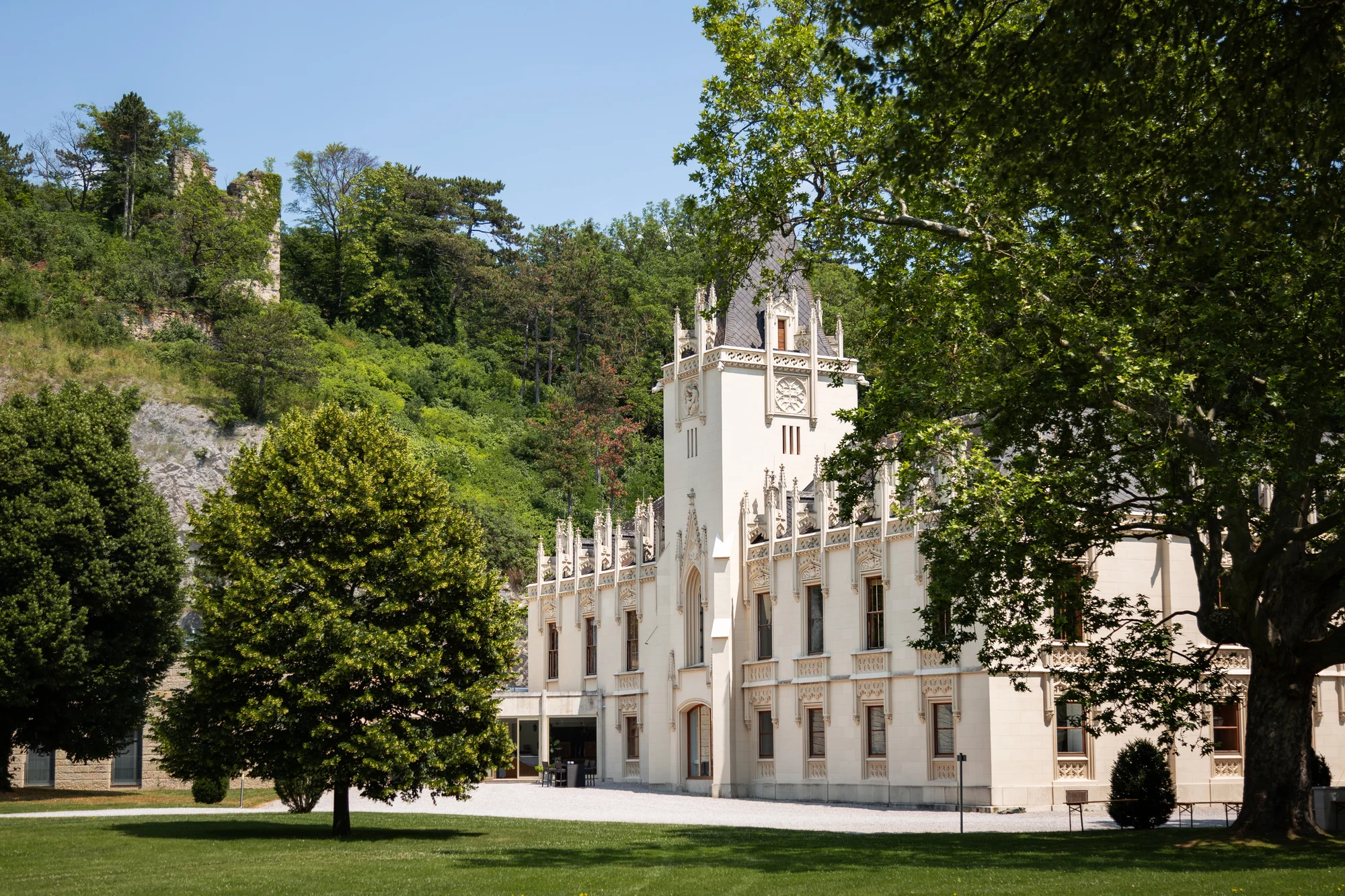 Gutensteinské Alpy: 4* zámecký hotel se snídaní či polopenzí a wellness o rozloze 400 m²