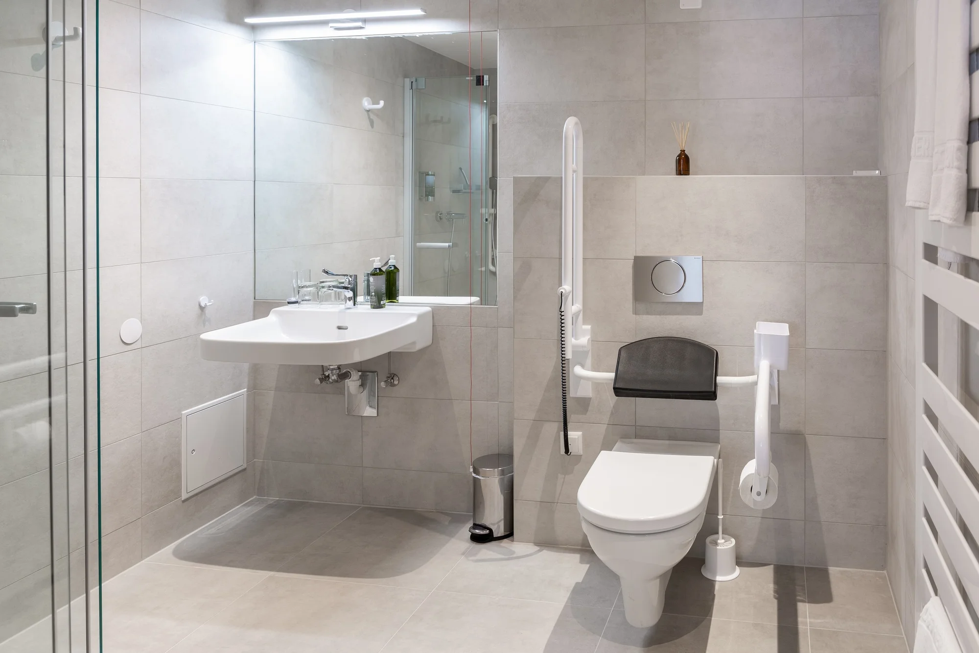 Gutensteinské Alpy: 4* zámecký hotel se snídaní či polopenzí a wellness o rozloze 400 m²
