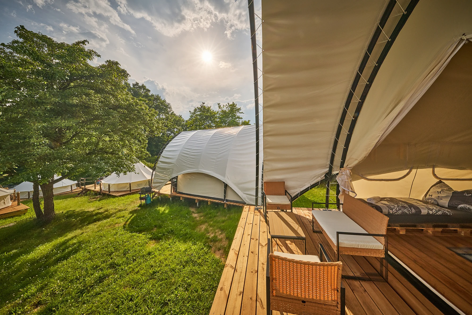 Glamping na Slapech: luxusní stany pro dva i celou rodinu, krásná lokalita přímo u přehrady