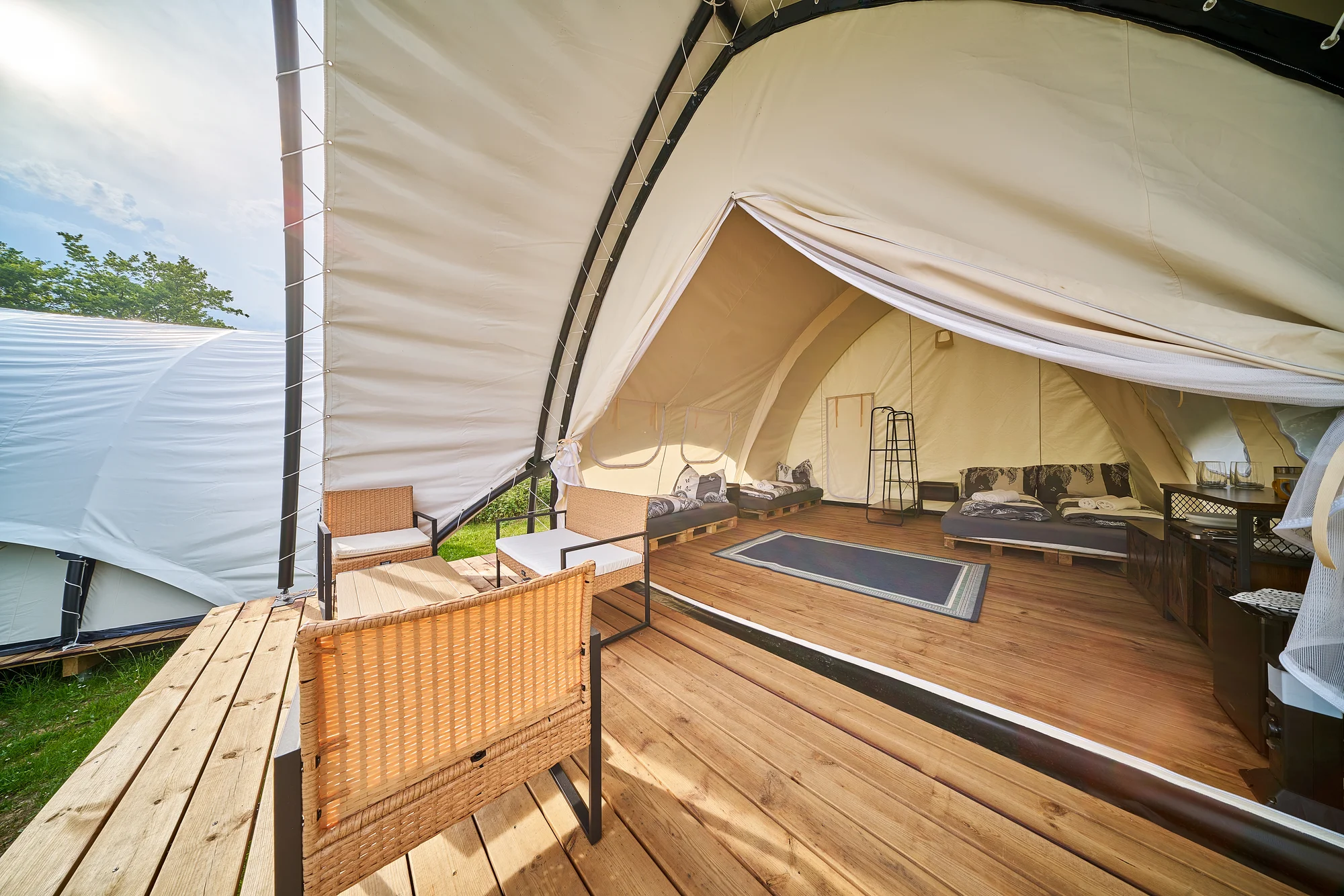 Glamping na Slapech: luxusní stany pro dva i celou rodinu, krásná lokalita přímo u přehrady