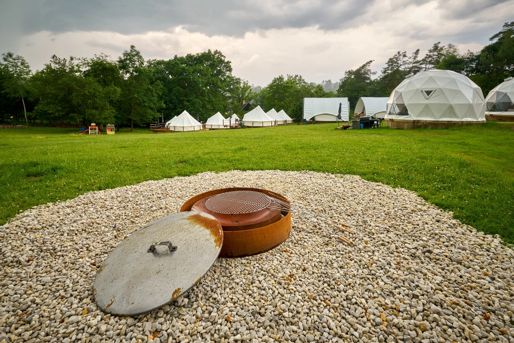 Glamping na Slapech: luxusní stany pro dva i celou rodinu, krásná lokalita přímo u přehrady