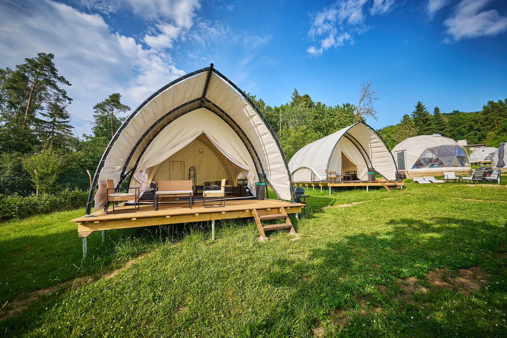 Glamping na Slapech: luxusní stany pro dva i celou rodinu, krásná lokalita přímo u přehrady