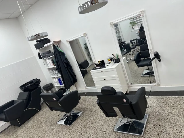 Střih s barvou, melírem i balayage pro všechny délky vlasů