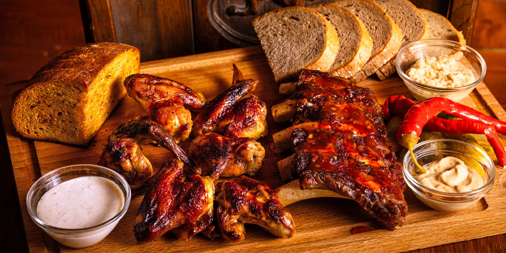 Prkno plné masa: uzená žebra nebo křídla, 1,2–2,4 kg