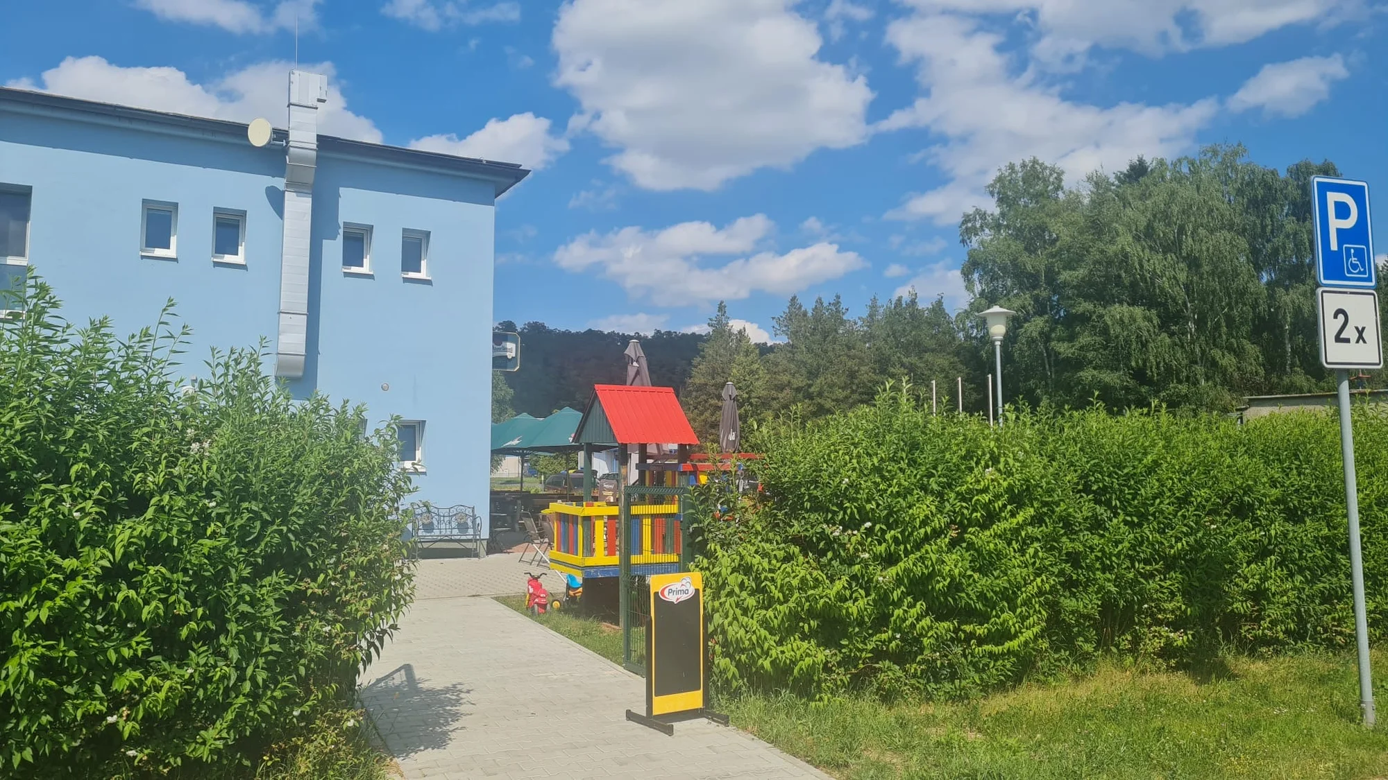 XXL kuřecí nebo vepřový řízek a bramborový salát pro 1 nebo 2 osoby