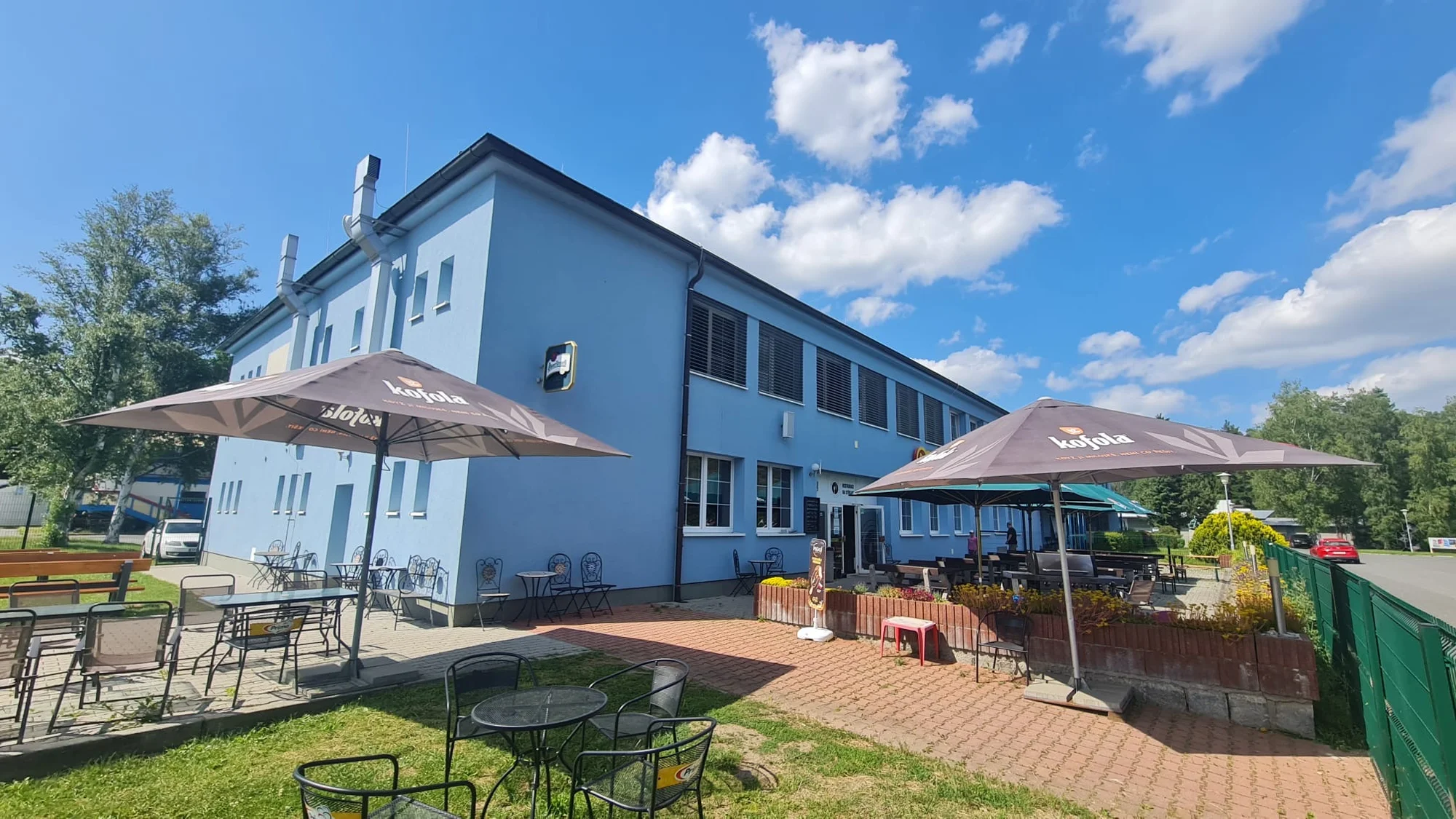 XXL kuřecí nebo vepřový řízek a bramborový salát pro 1 nebo 2 osoby