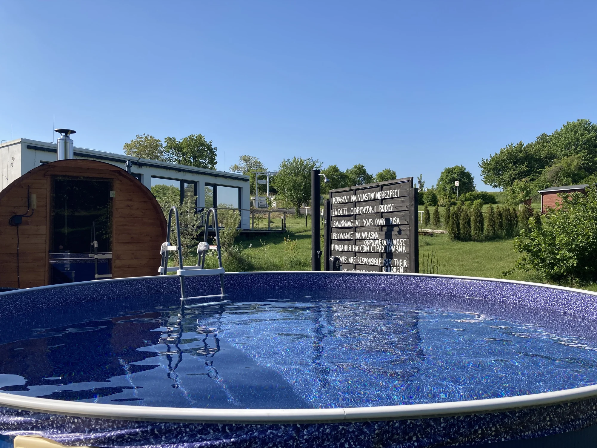 Relax ve stylové americké chatě poblíž Olomouce až pro 4 osoby: snídaně, vířivý koupací sud