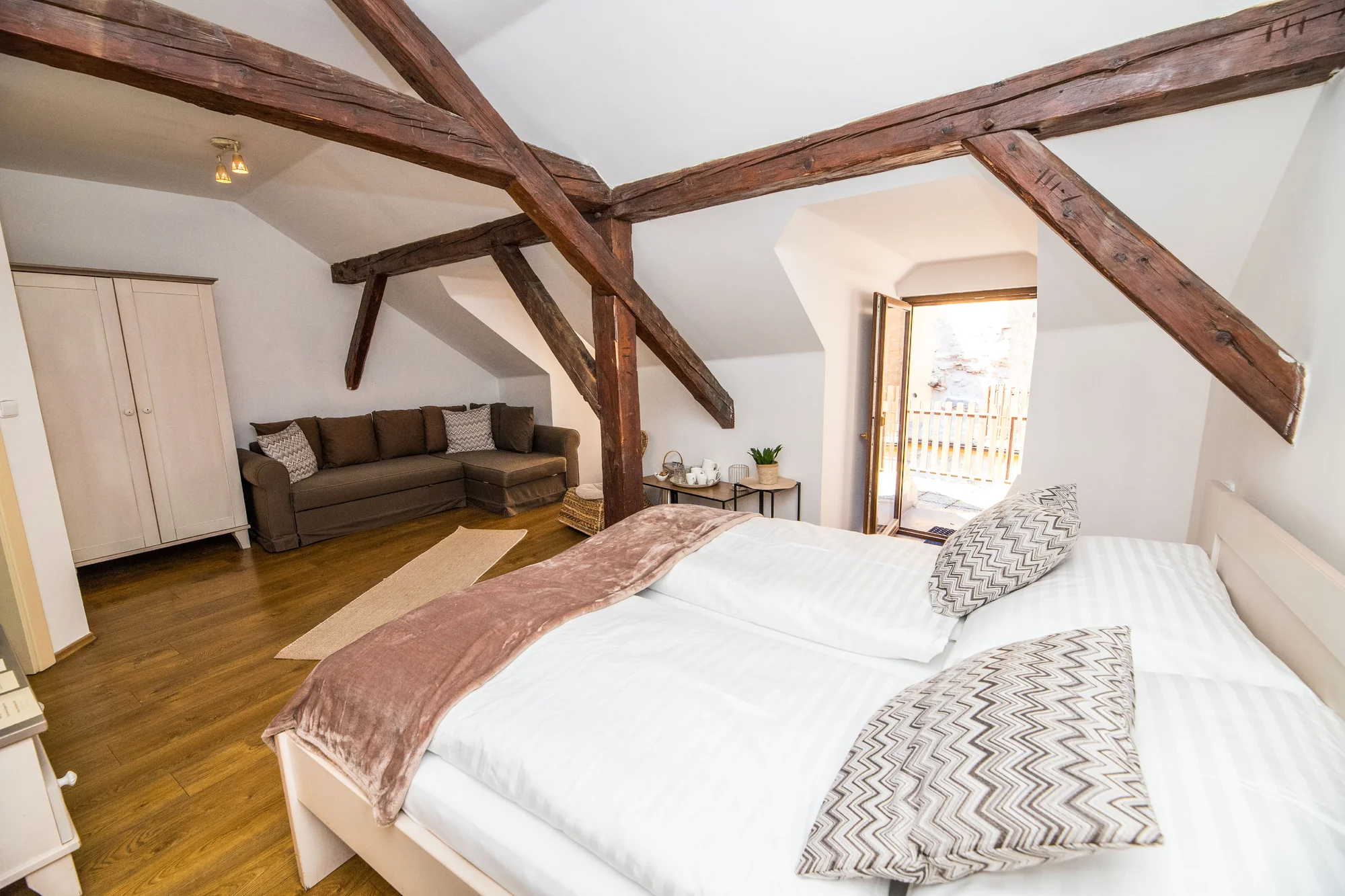 Ubytování jen pár kroků od krumlovského zámku: na výběr apartmán i pokoj s terasou