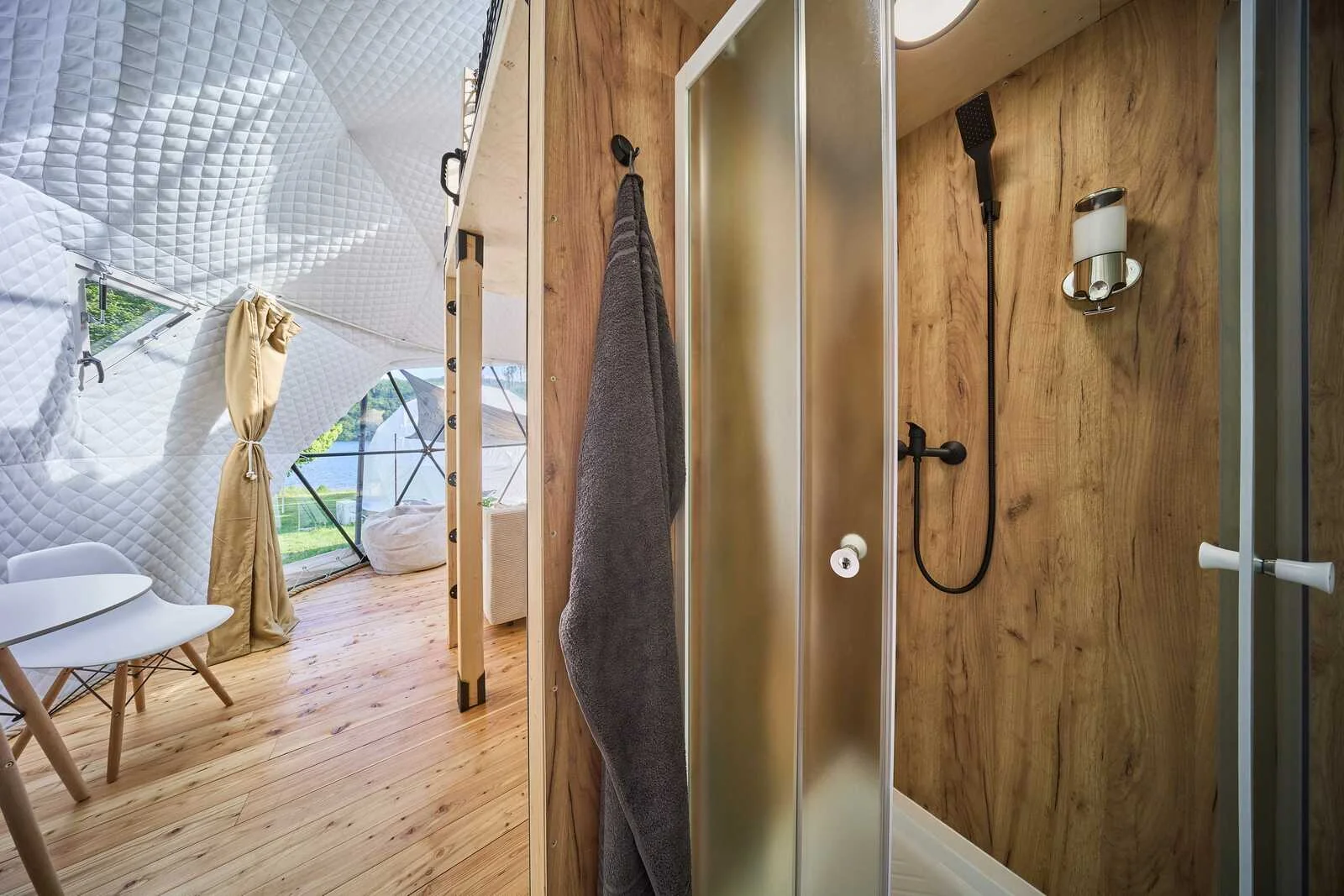 Glamping na Slapech: luxusní stany pro dva i celou rodinu, krásná lokalita přímo u přehrady
