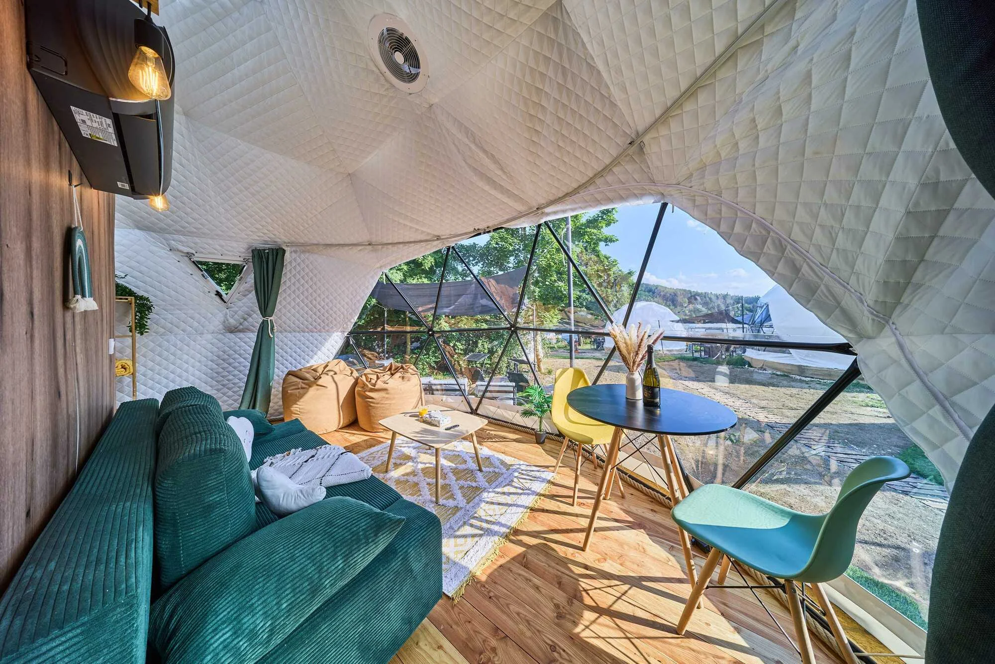Glamping na Slapech: luxusní stany pro dva i celou rodinu, krásná lokalita přímo u přehrady