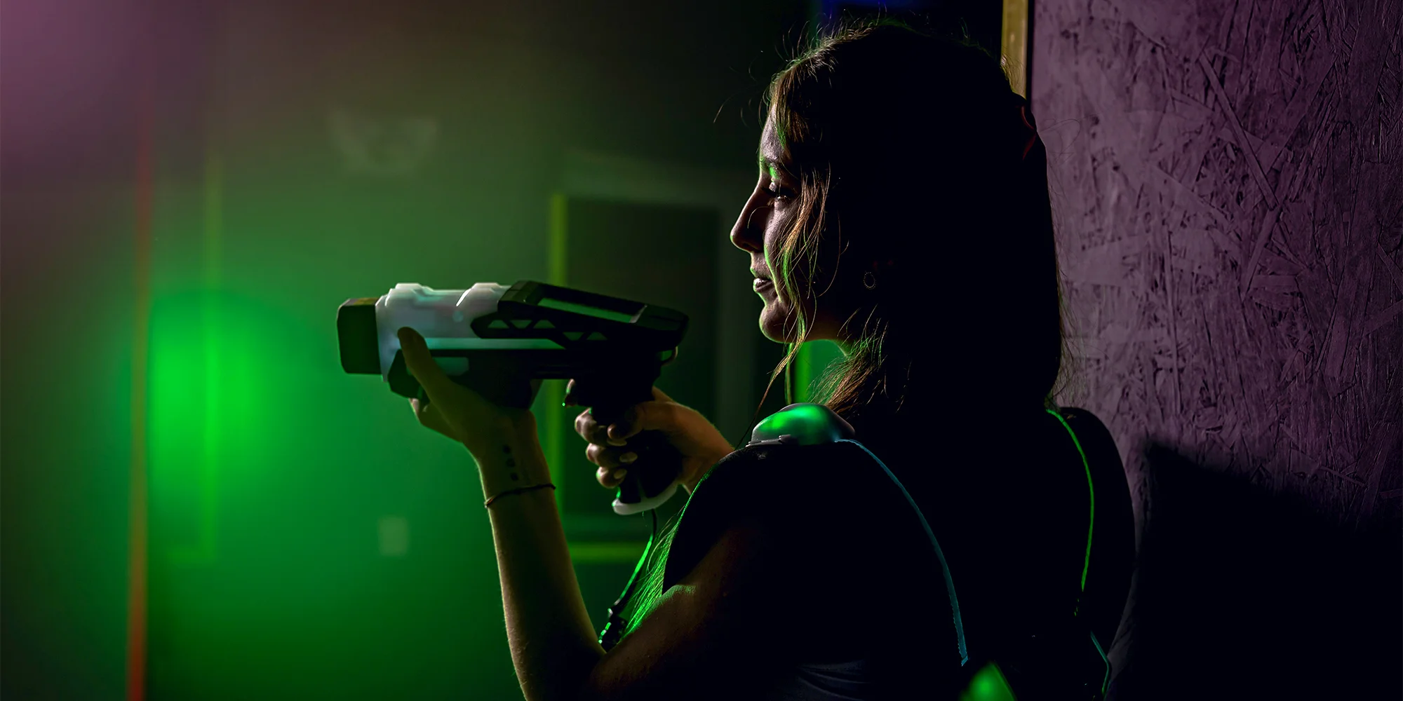 Voucher na laser game do unikátní arény Neon factory: 200–⁠⁠⁠⁠⁠⁠2000 Kč, moderní ovladače, vesty i prostředí