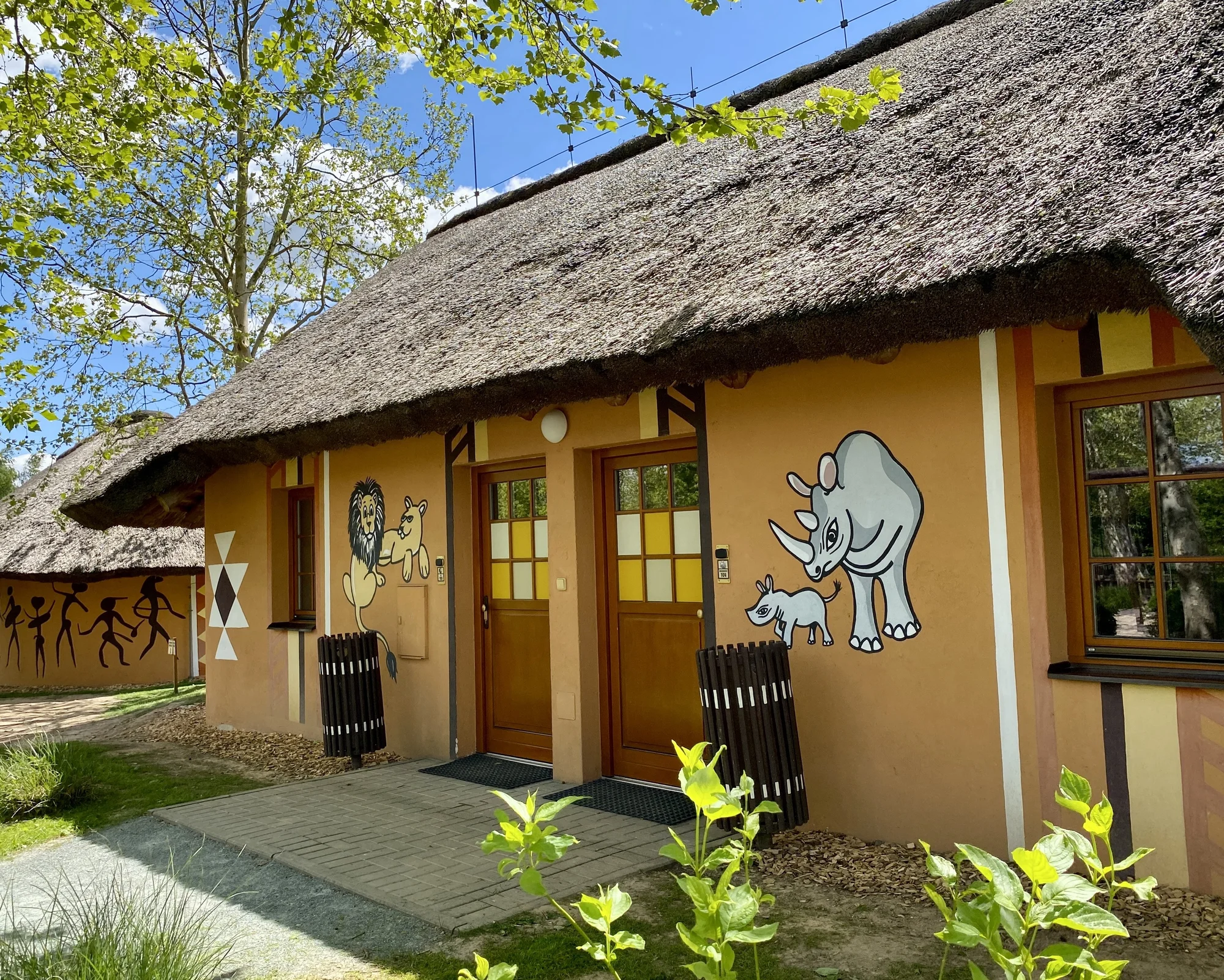 Afrika ve Dvoře Králové: bungalov v kempu, snídaně, neomezený vstup do safari i vířivka
