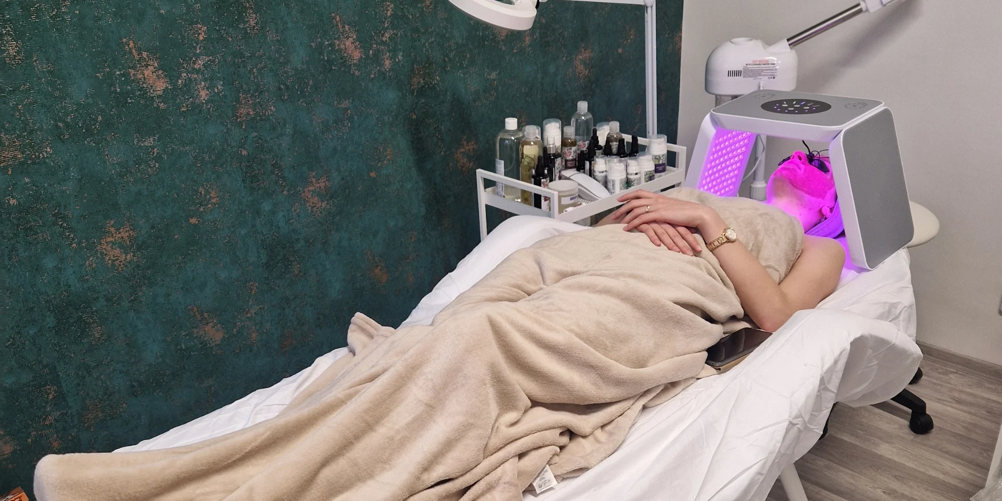 Péče o pleť i harmonii duše: kosmetické ošetření, fotonová terapie i masáž obličeje