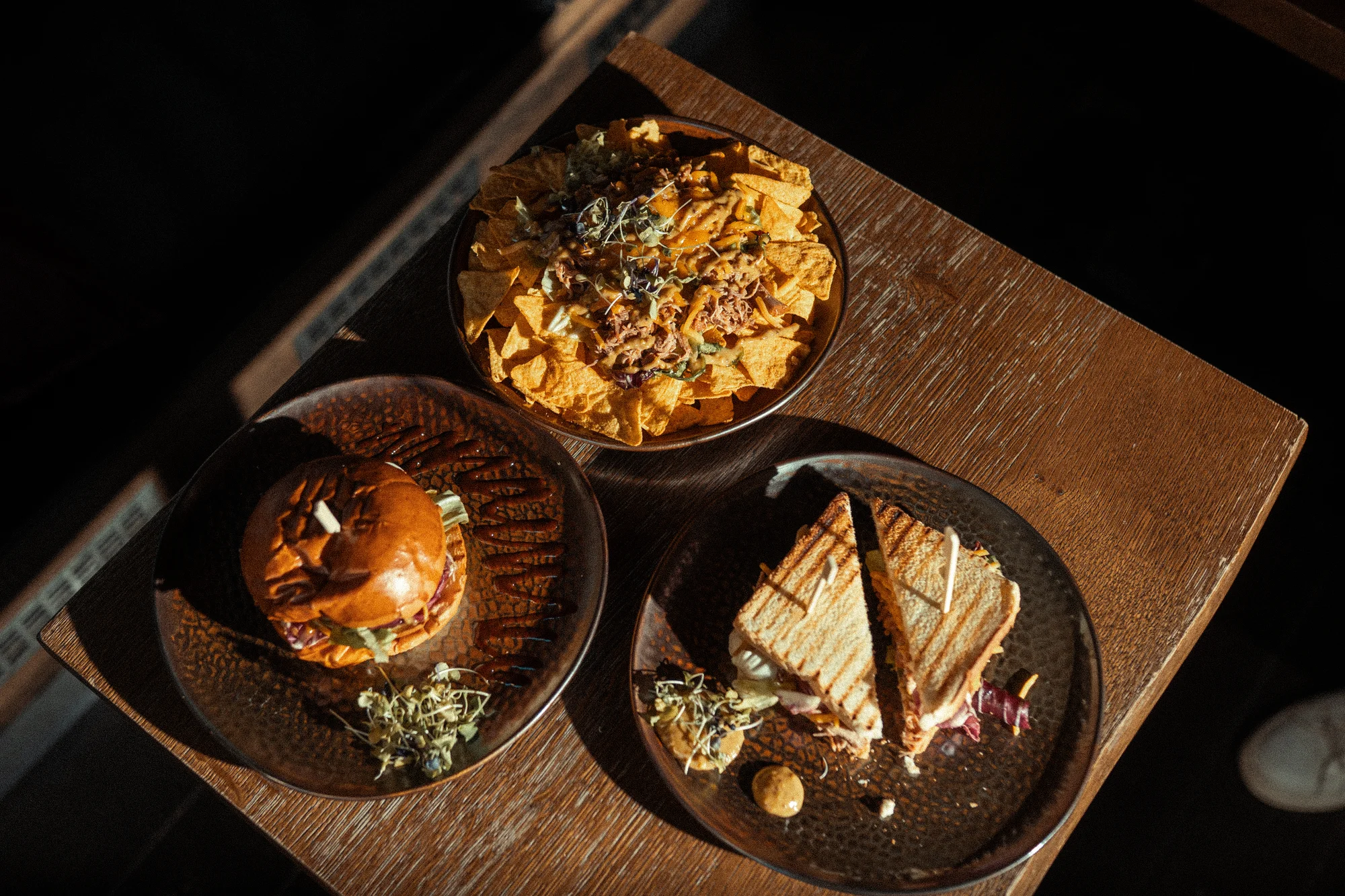 Vodní dýmka a burger, tortilla či salát s halloumi v baru na Stodolní pro 1 i 2 osoby