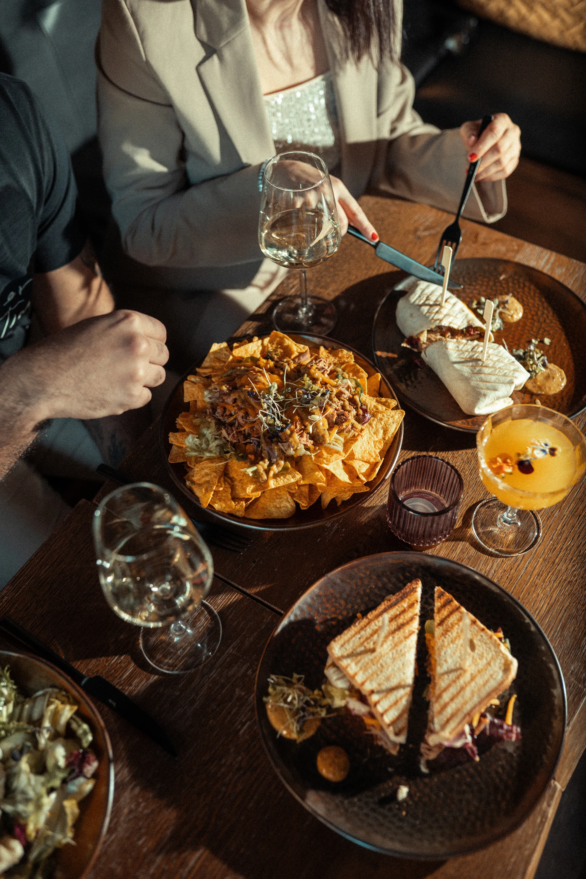 Vodní dýmka a burger, tortilla či salát s halloumi v baru na Stodolní pro 1 i 2 osoby