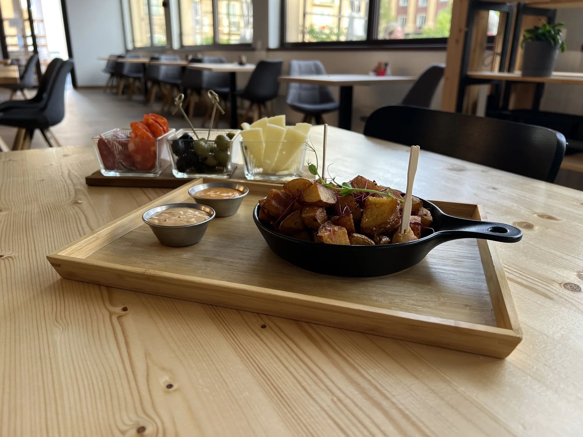 Tapas s drinky podle výběru ze 3 druhů pro 2 osoby