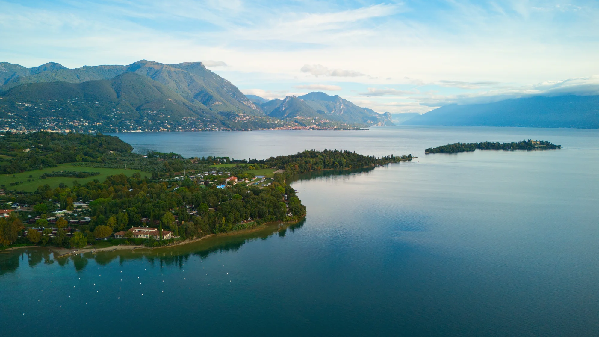 Dovolená u Lago di Garda: hotel s výhledem na jezero, snídaně i venkovní bazén