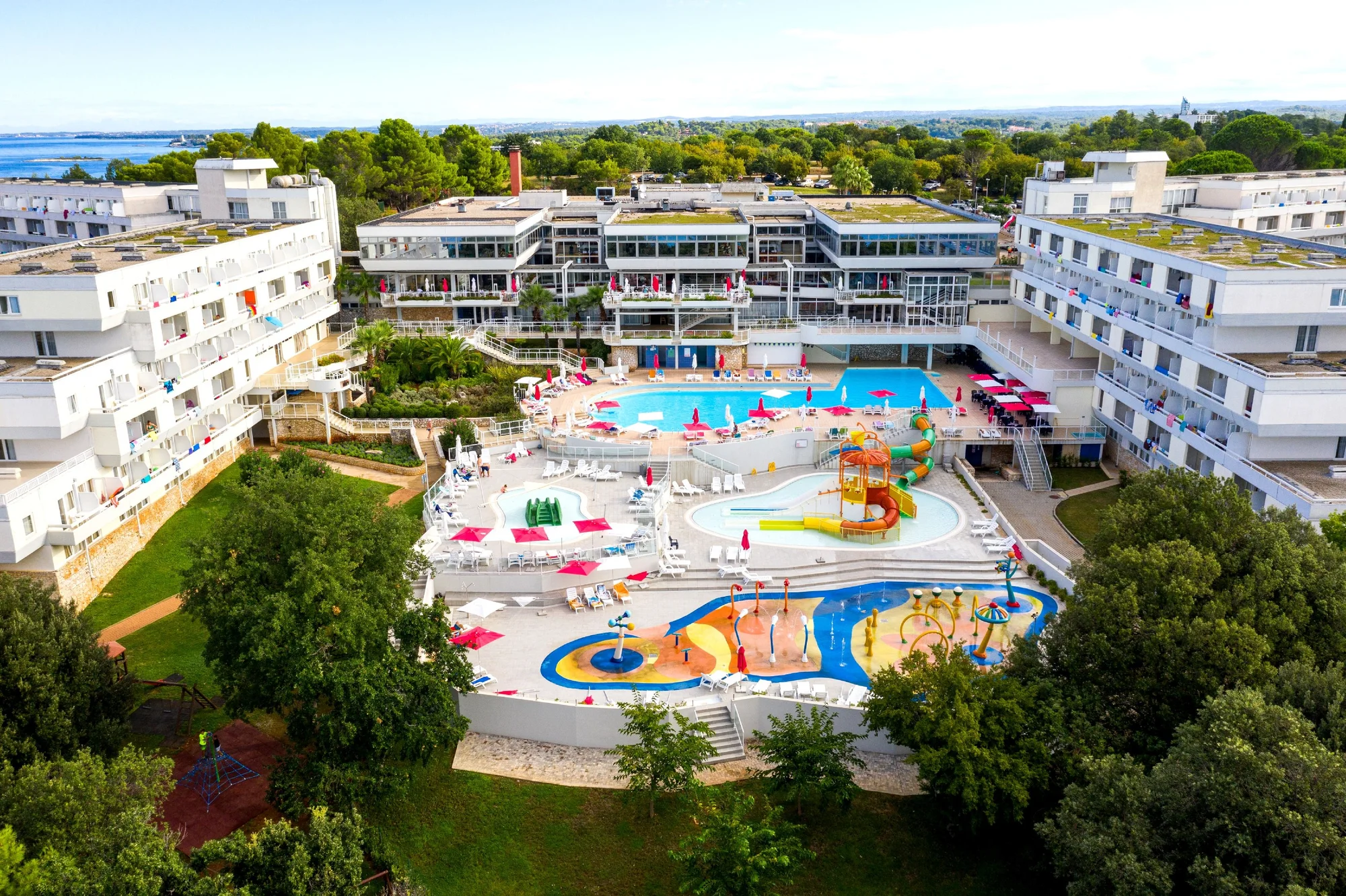 Dovolená v chorvatské Poreči: hotel s vlastní pláží a bazénem, polopenze, vlastní doprava či autobus