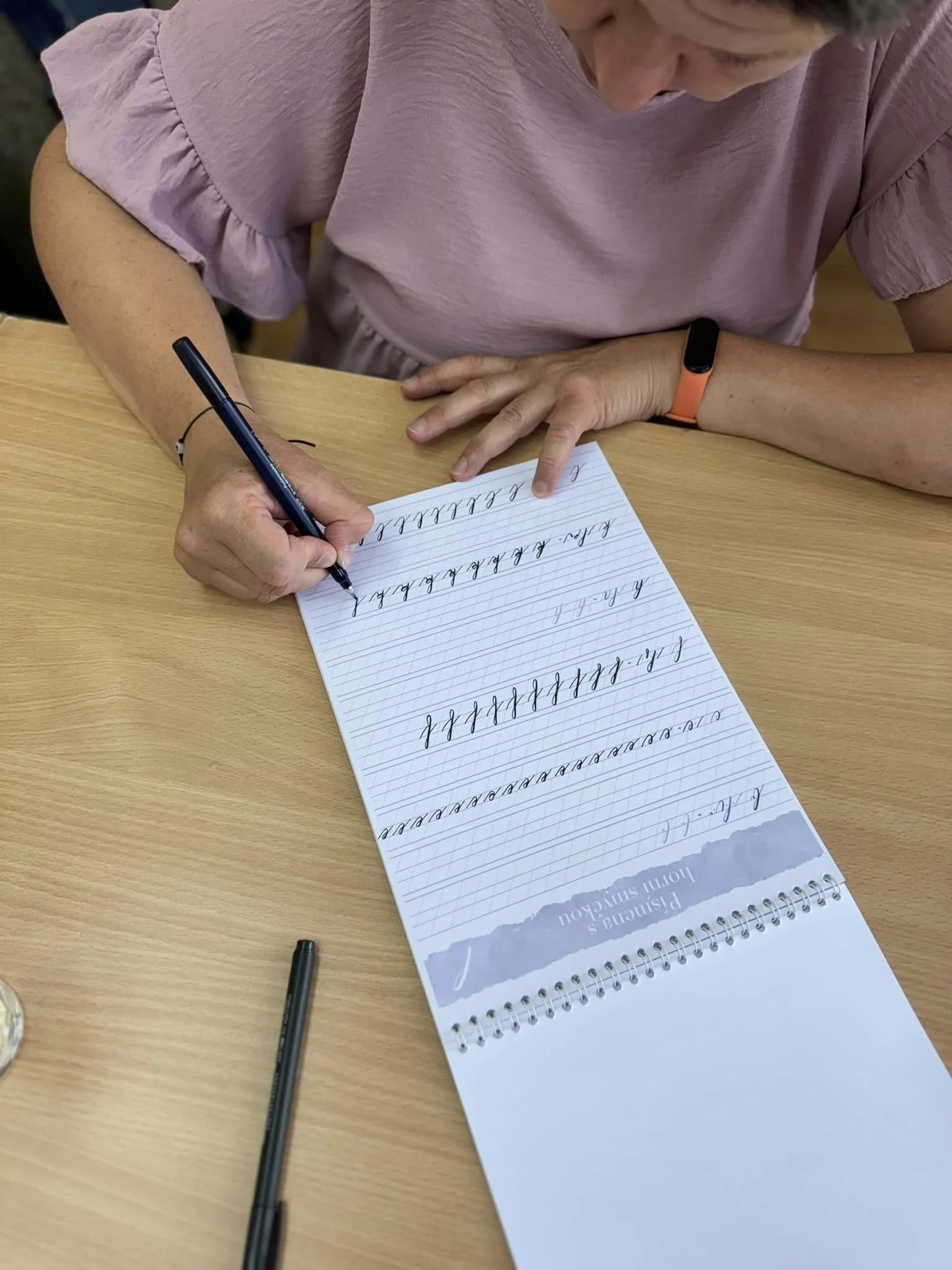 Naučte se krasopsát: online kurz kaligrafie od A do Z, videa i pracovní listy