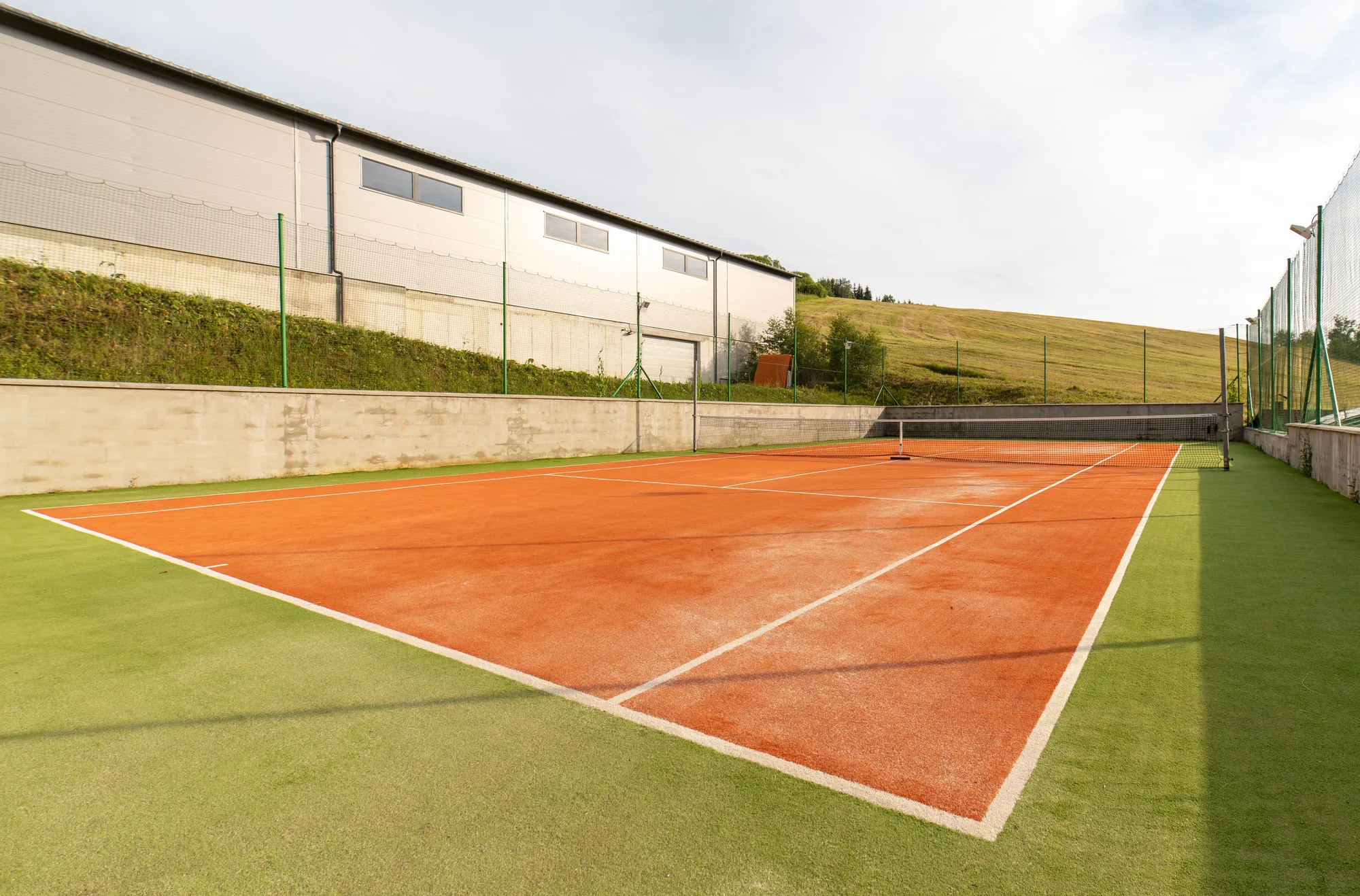 Komfortní chaty na Oravě až pro 10 osob: areál s bazénem, tenis i bowling v ceně