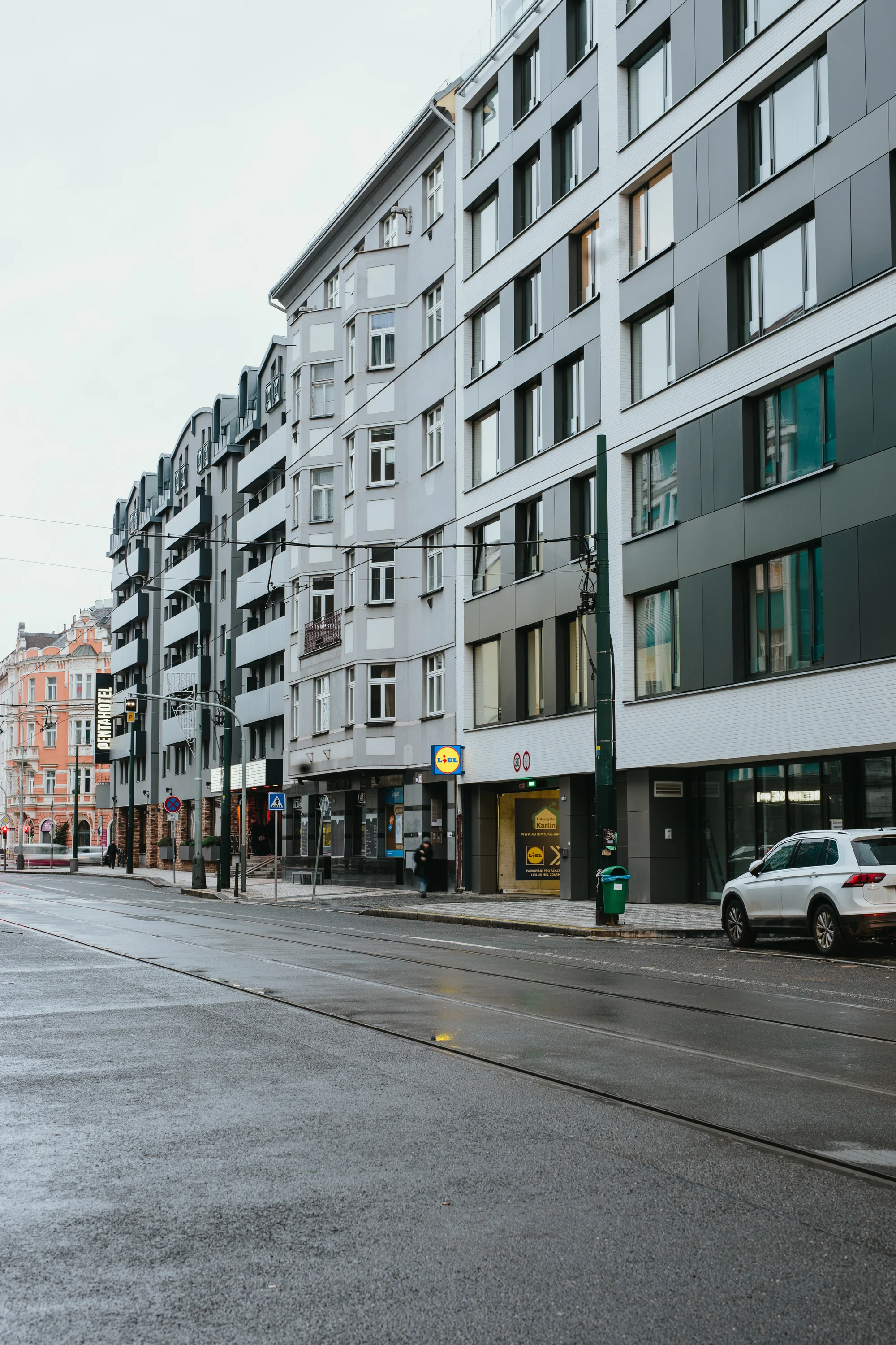 Mycí programy exteriéru i interiéru pro velká i malá auta v myčce v Karlíně