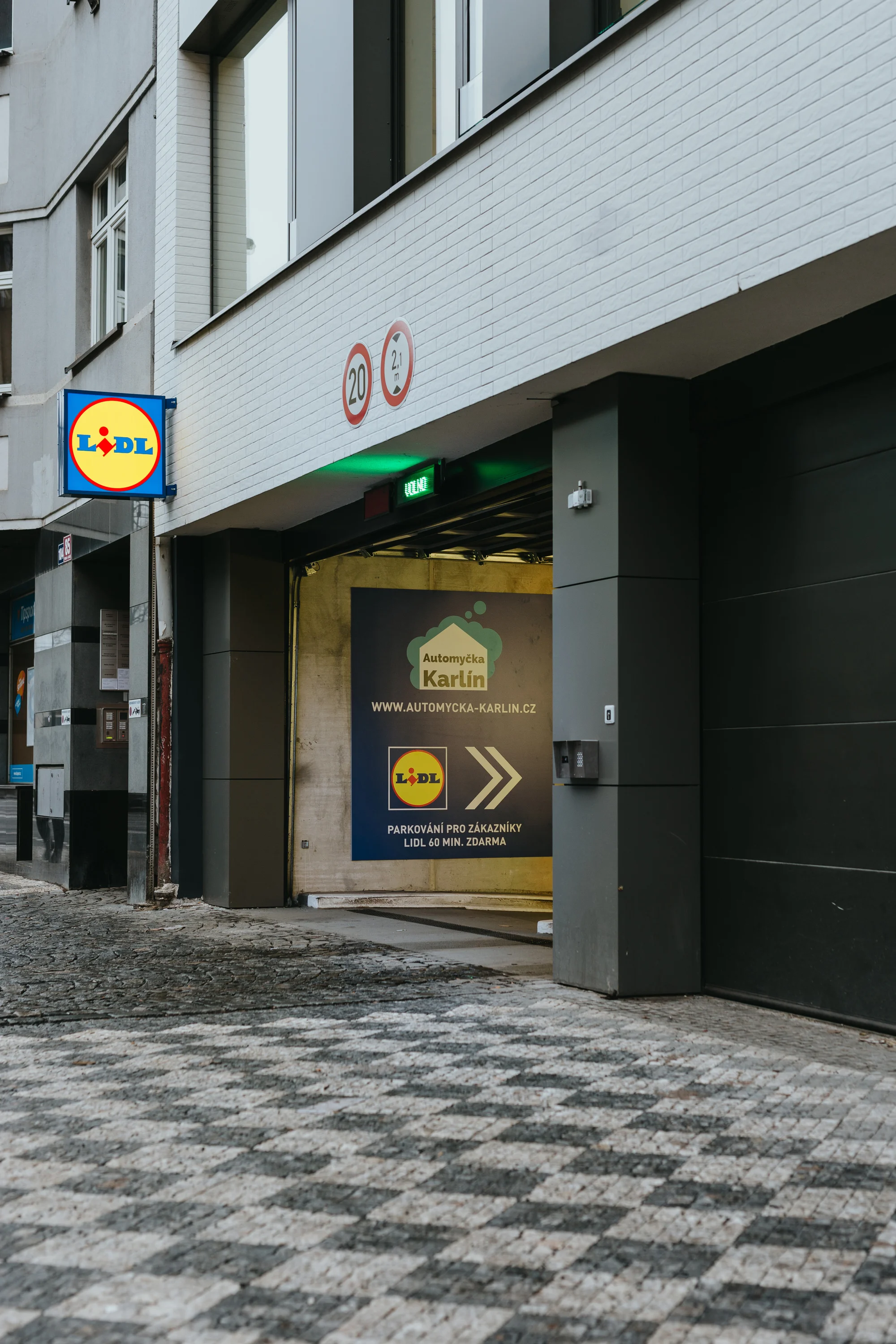 Mycí programy exteriéru i interiéru pro velká i malá auta v myčce v Karlíně