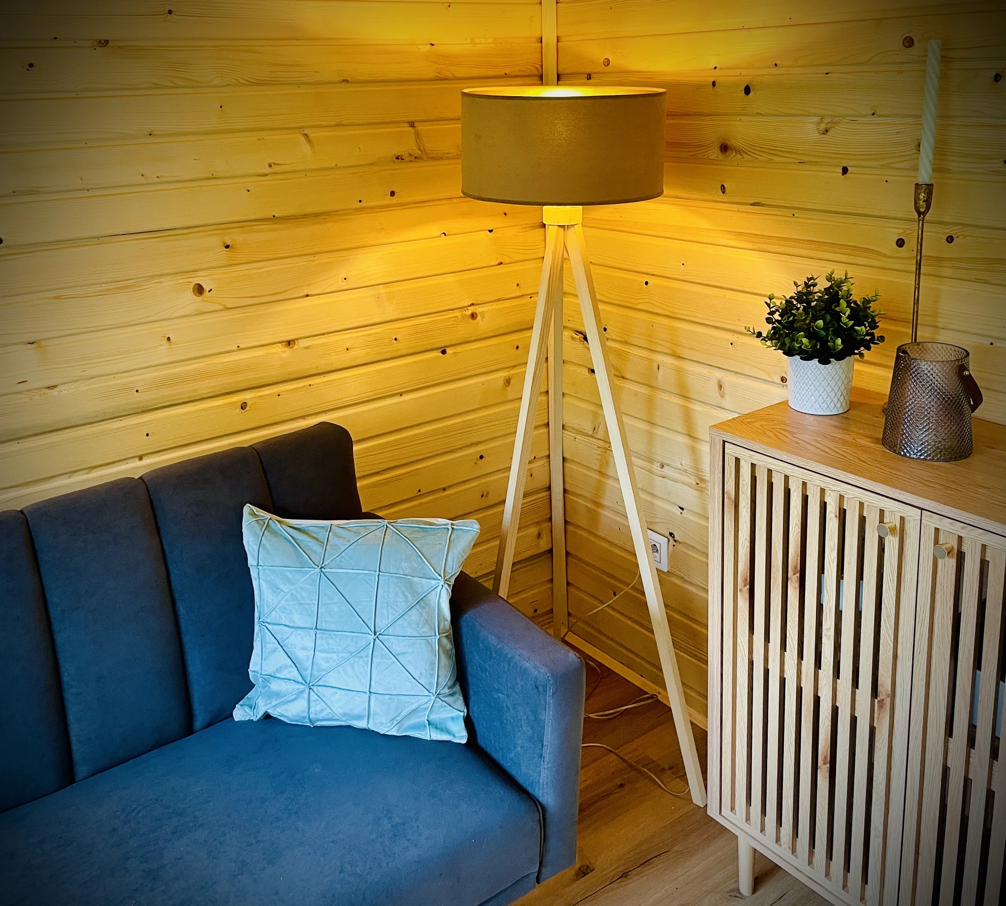 Plně vybavený tiny house na břehu řeky Ohře: terasa s grilem i ohniště