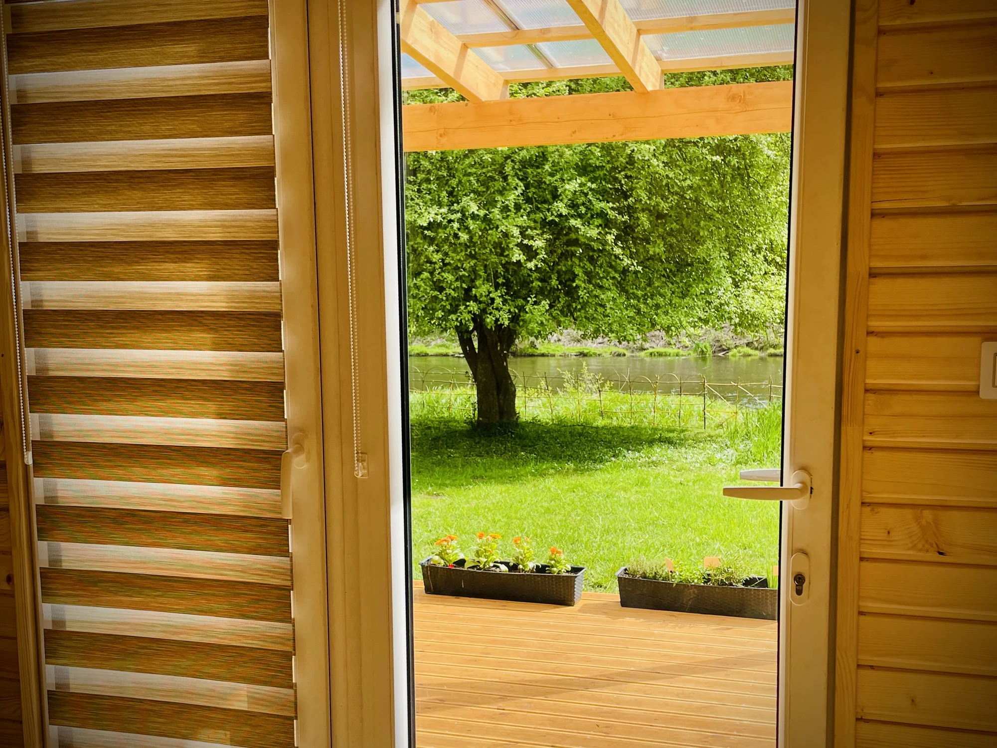 Plně vybavený tiny house na břehu řeky Ohře: terasa s grilem i ohniště