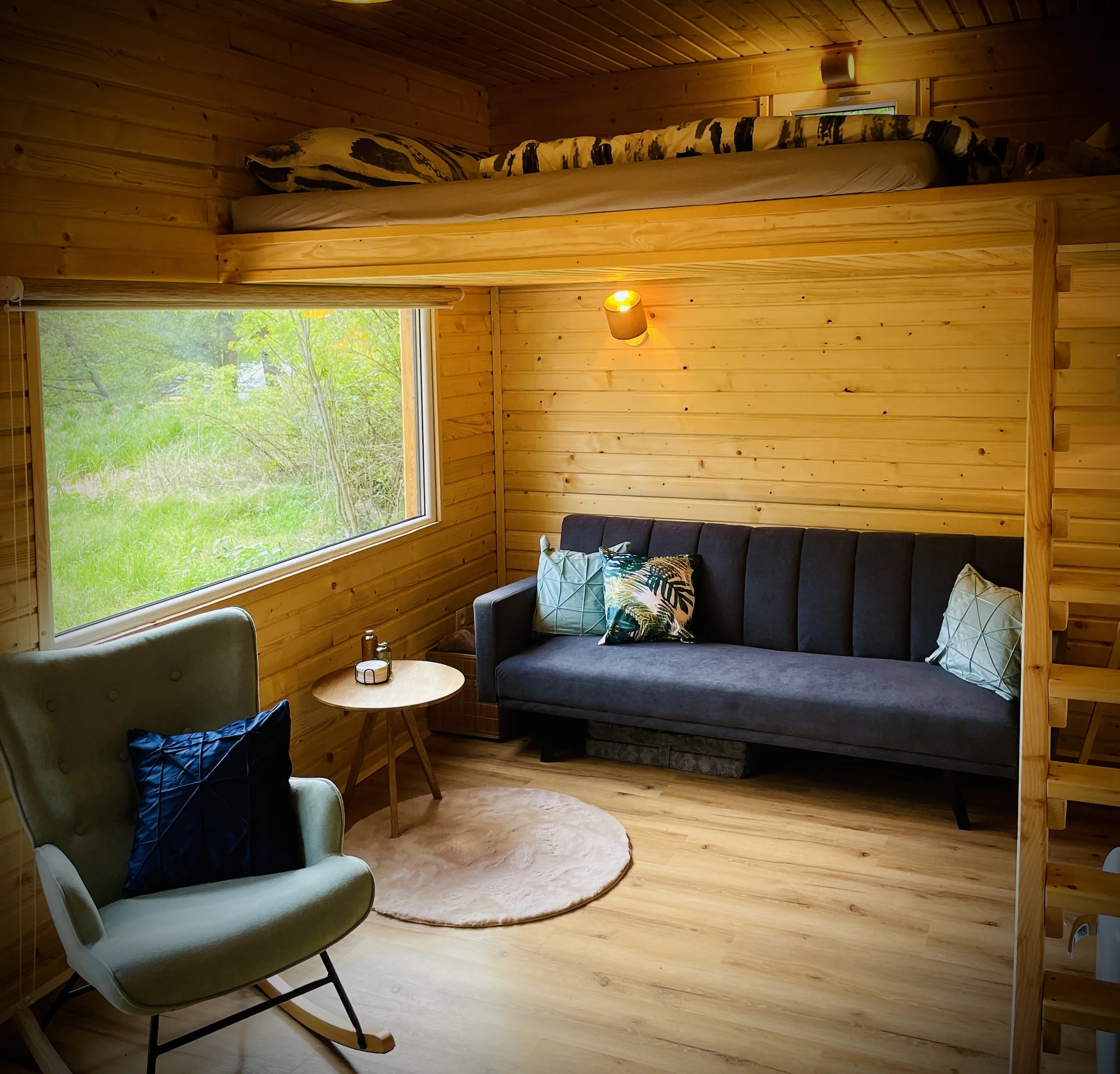 Plně vybavený tiny house na břehu řeky Ohře: terasa s grilem i ohniště