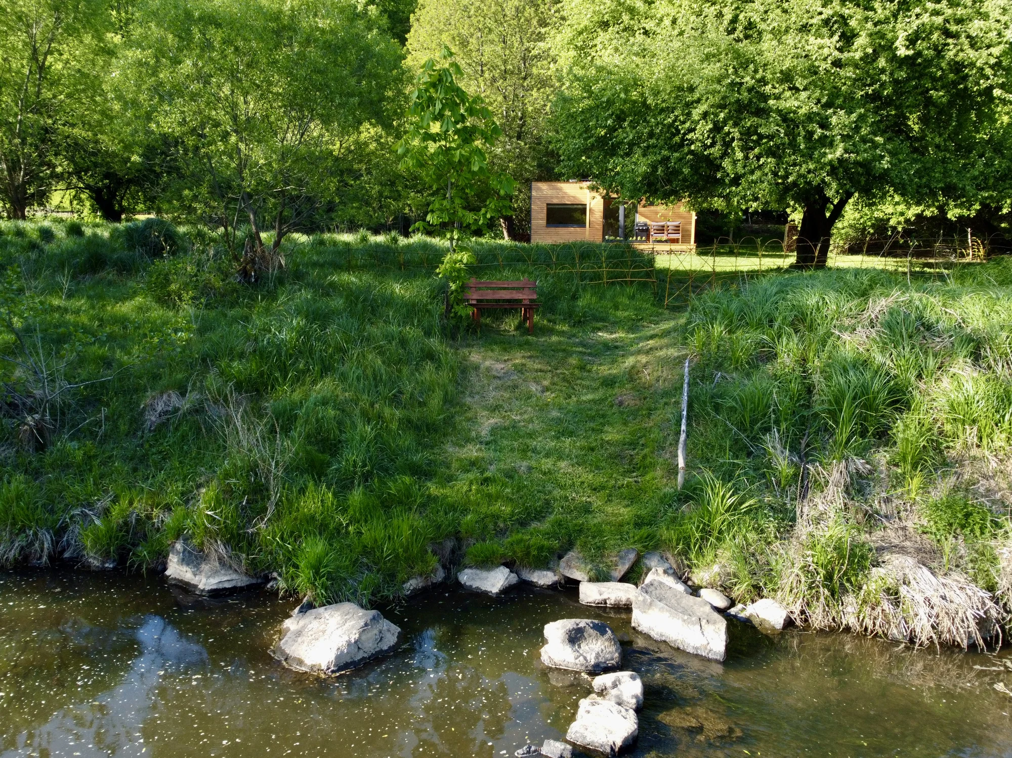 Plně vybavený tiny house na břehu řeky Ohře: terasa s grilem i ohniště