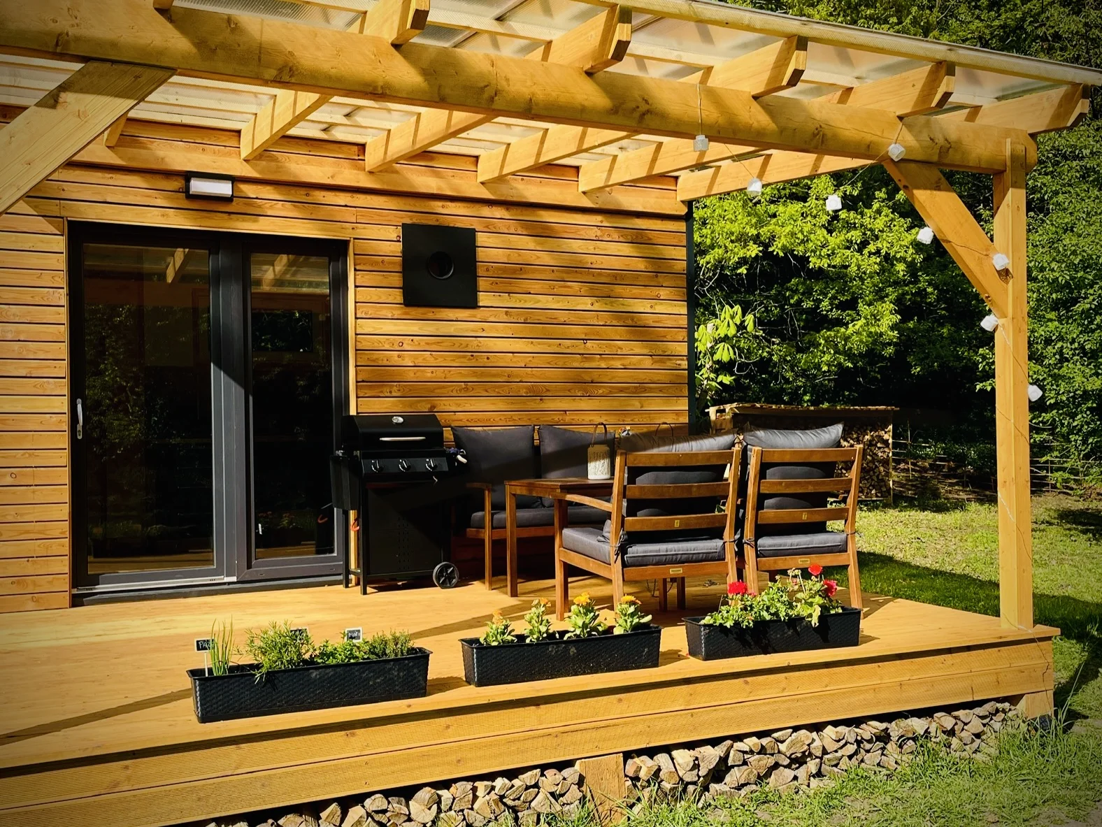 Plně vybavený tiny house na břehu řeky Ohře: terasa s grilem i ohniště