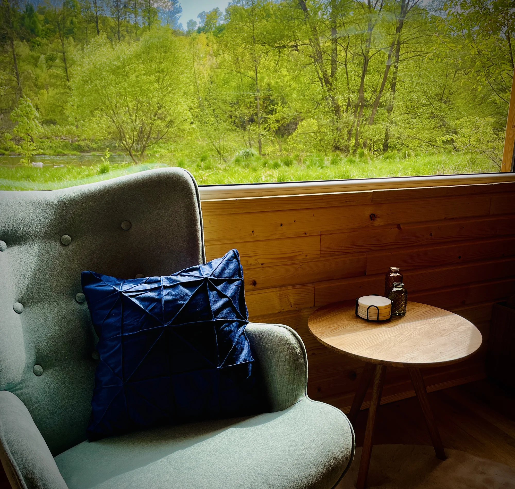 Plně vybavený tiny house na břehu řeky Ohře: terasa s grilem i ohniště