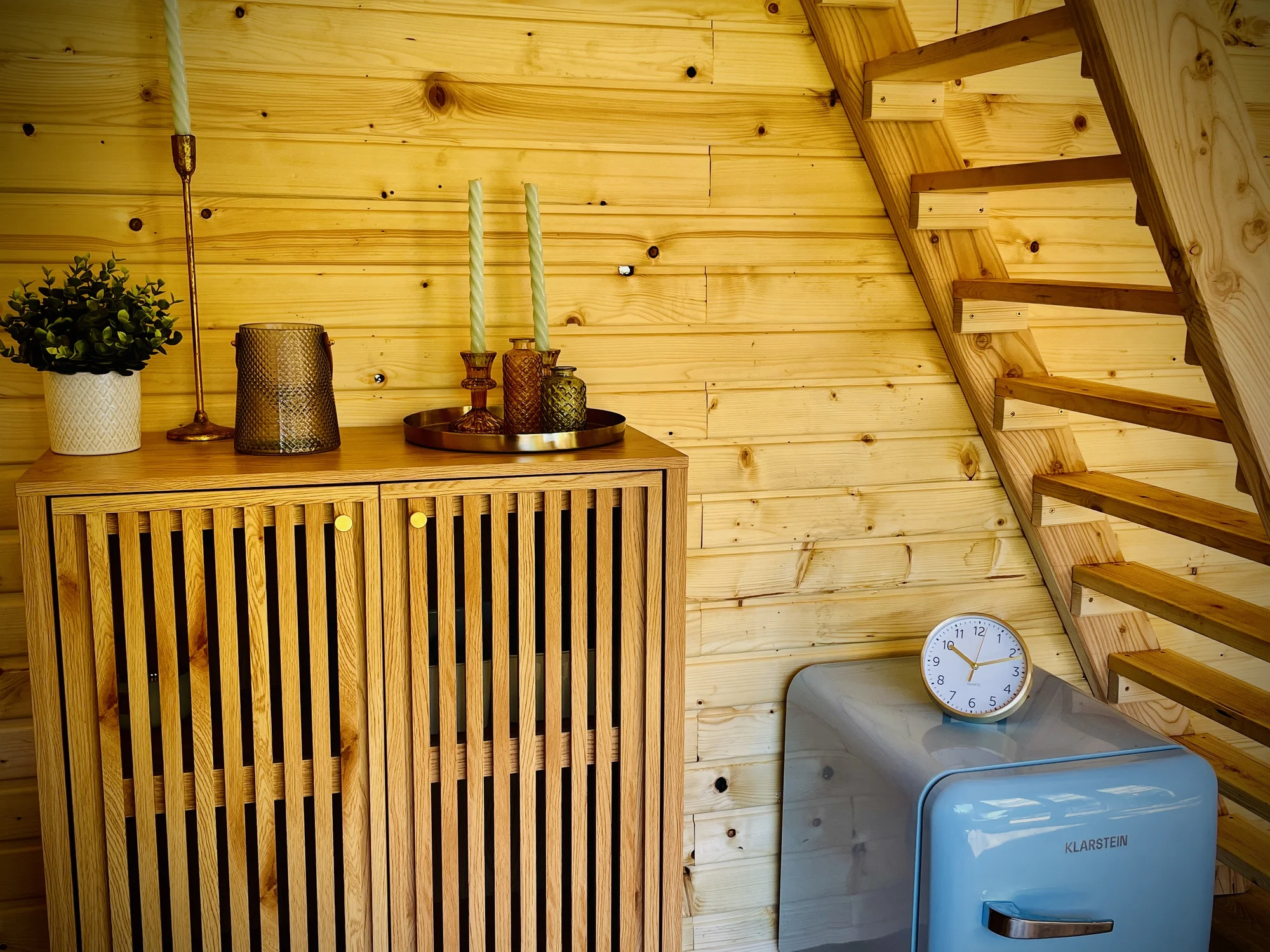 Plně vybavený tiny house na břehu řeky Ohře: terasa s grilem i ohniště