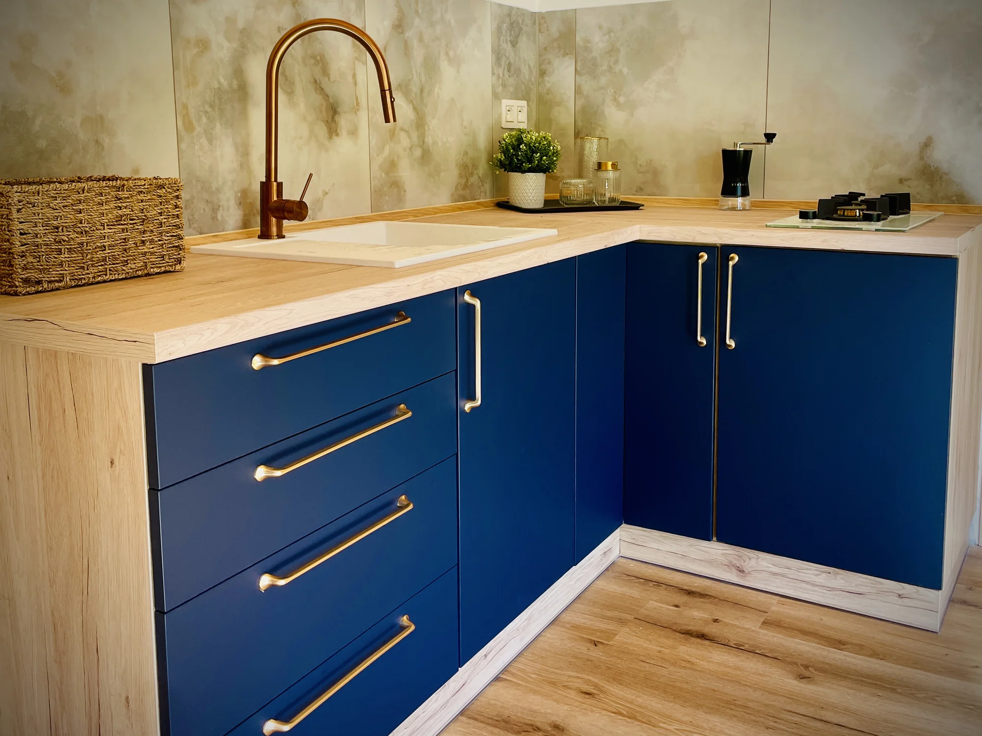 Plně vybavený tiny house na břehu řeky Ohře: terasa s grilem i ohniště