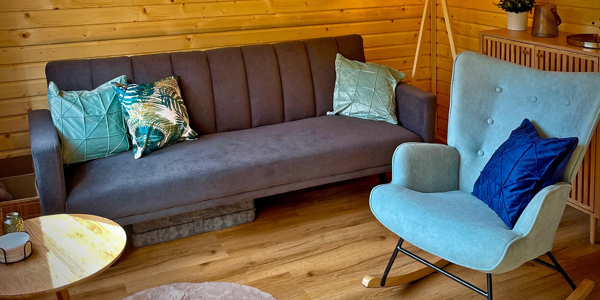 Plně vybavený tiny house na břehu řeky Ohře: terasa s grilem i ohniště